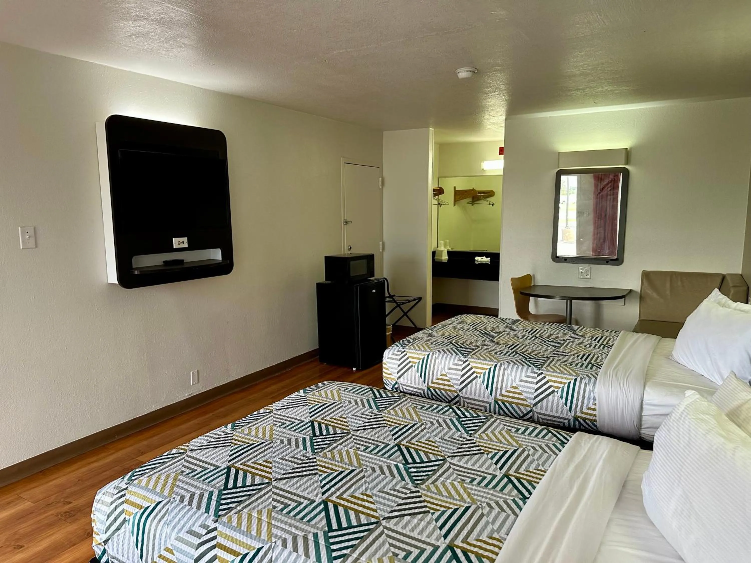 Quadruple Room - Non-Smoking in Motel 6-West Monroe, LA