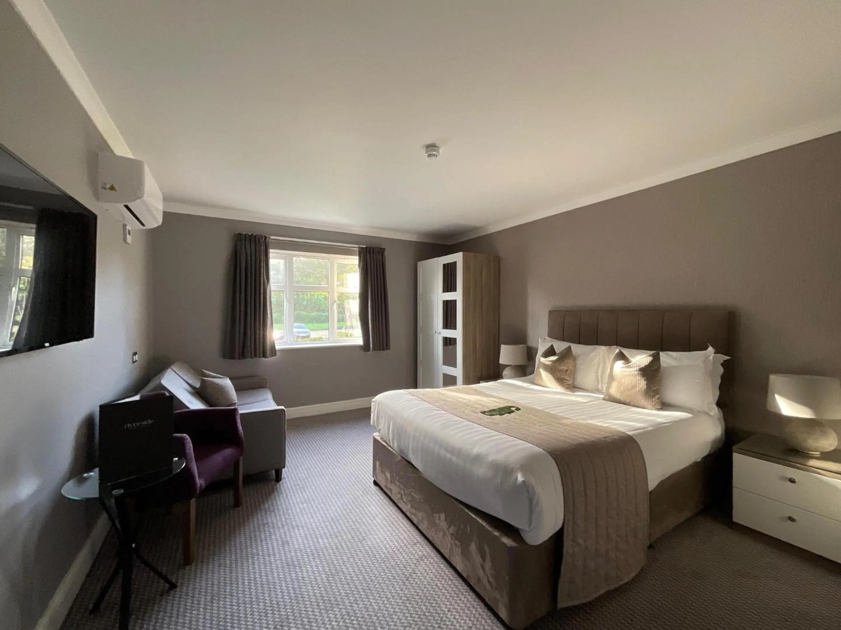 Classic Family Room with Sofa Bed in The Riverside