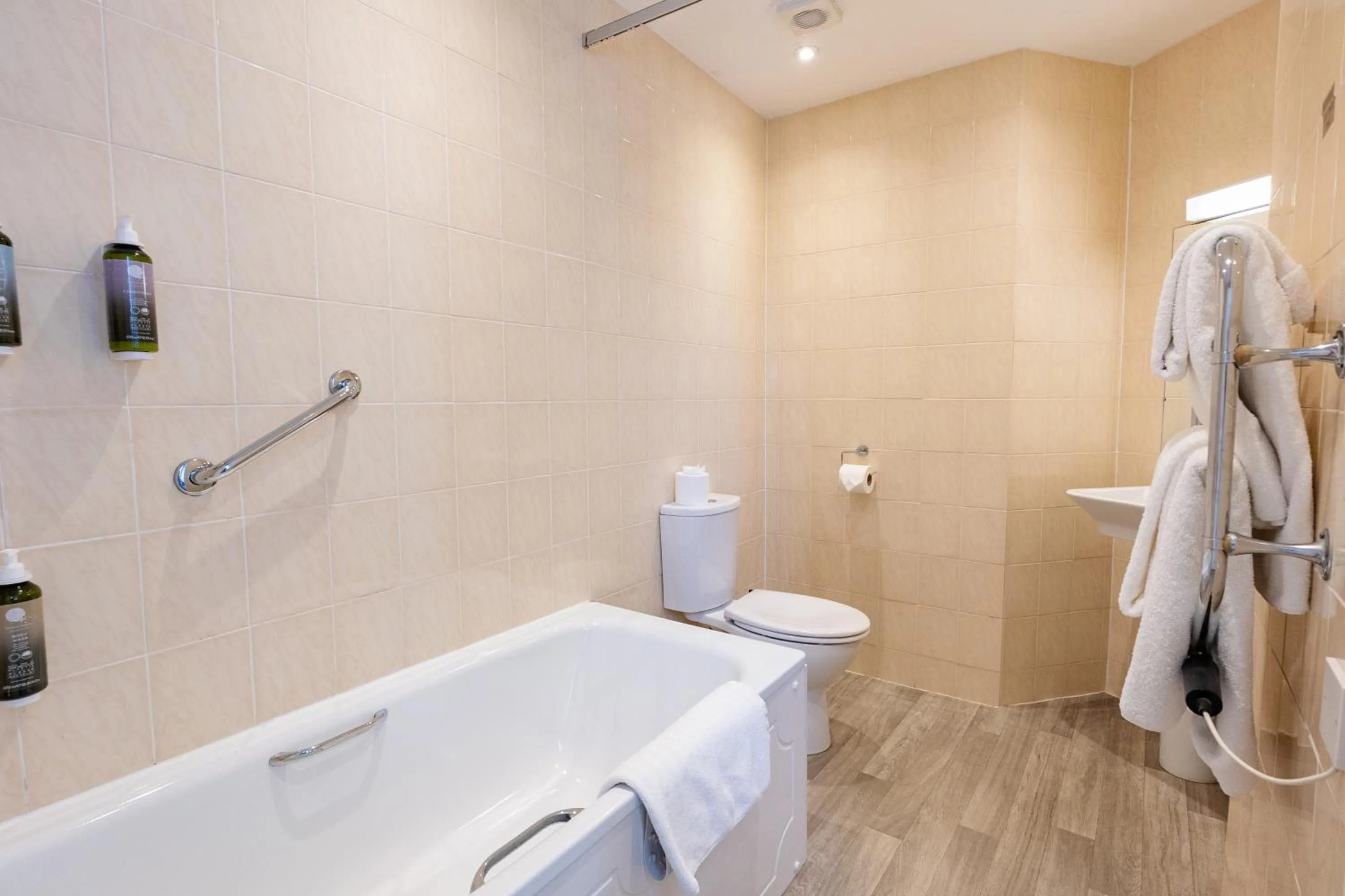 Cozy Double Room in The Royal Hotel