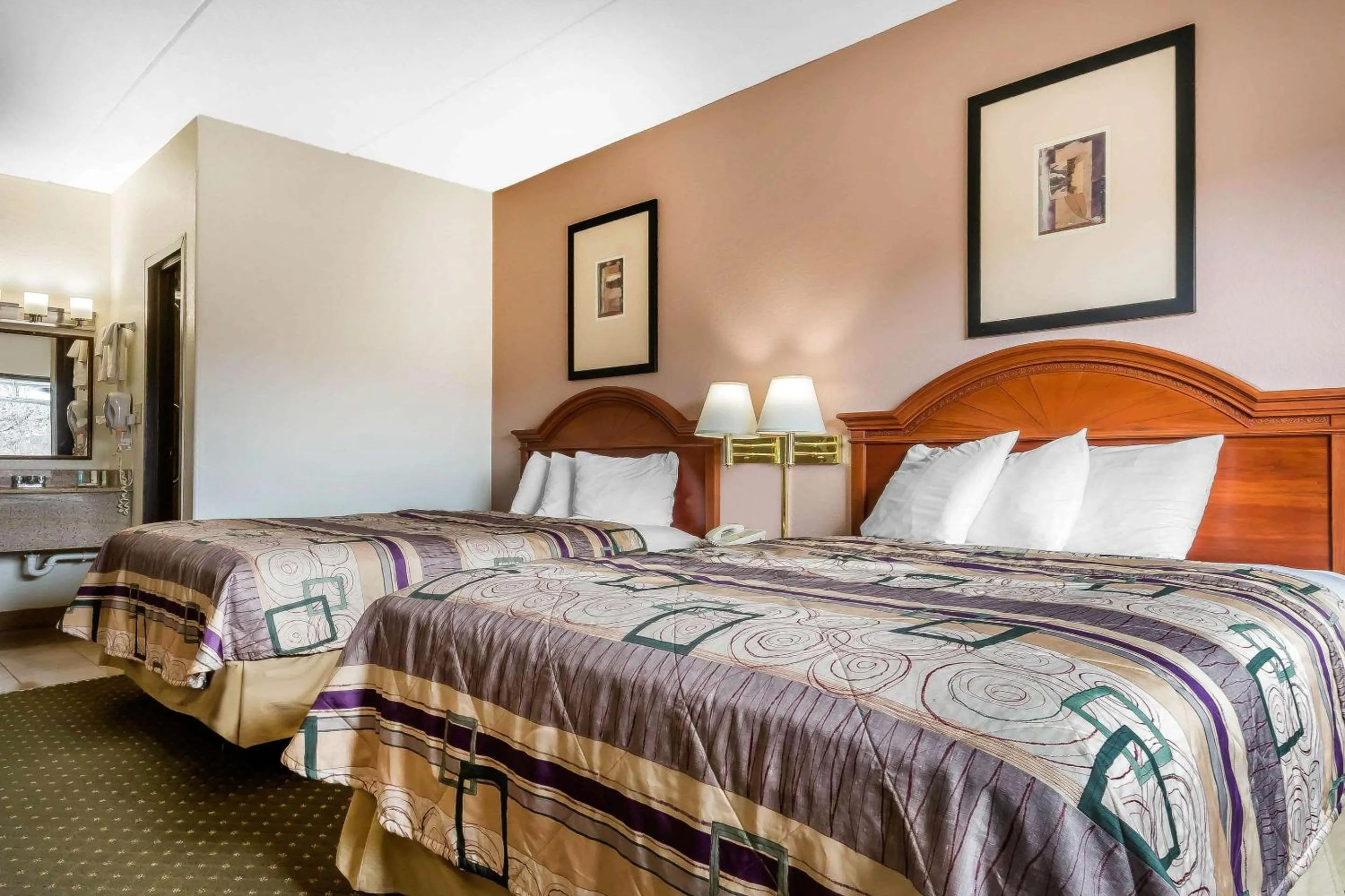Queen Room with Two Queen Beds - Smoking in Quality Inn & Suites Binghamton Vestal