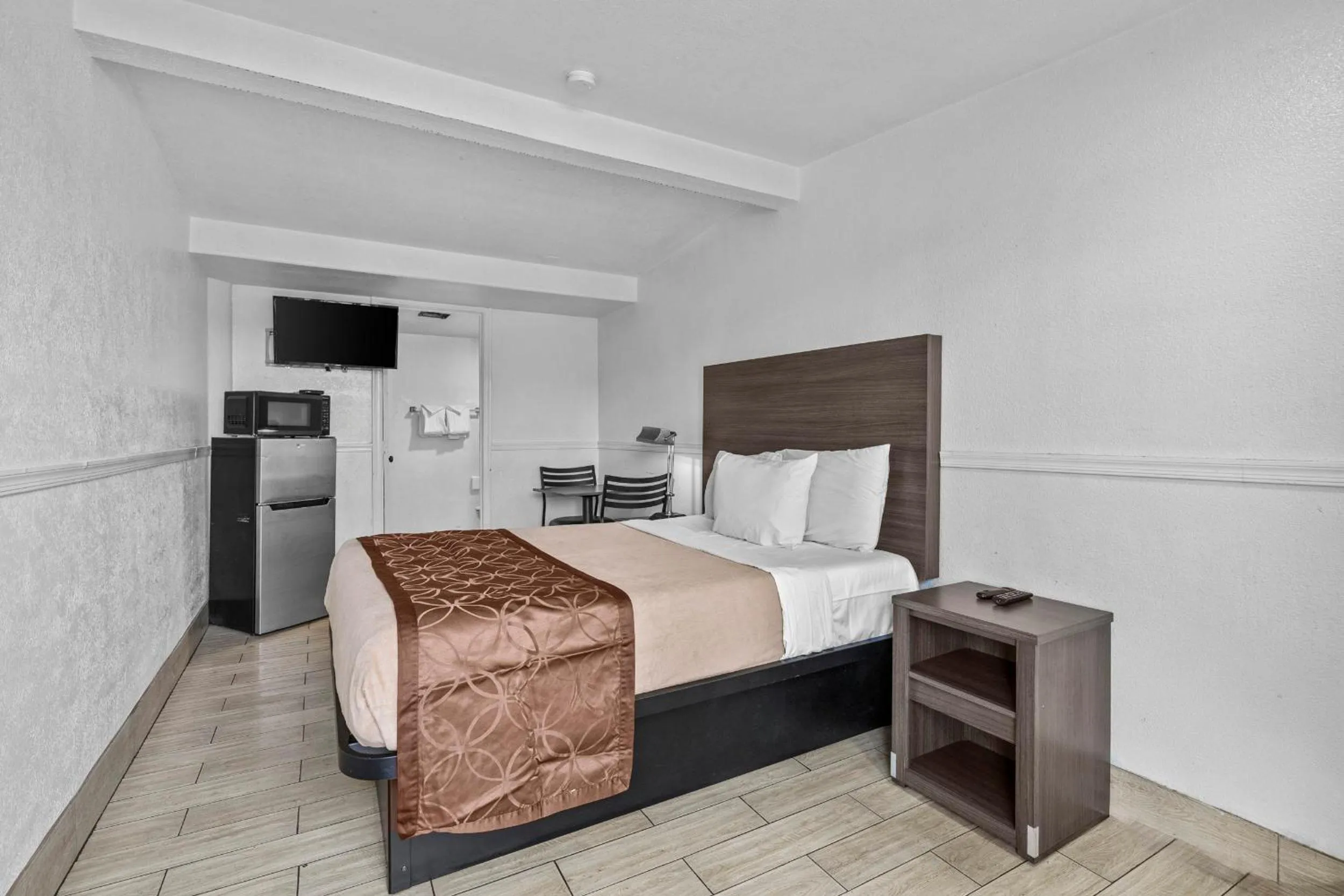 Superior Single Room 1 Queen Bed Non Smoking in American Executive Inn Mesa