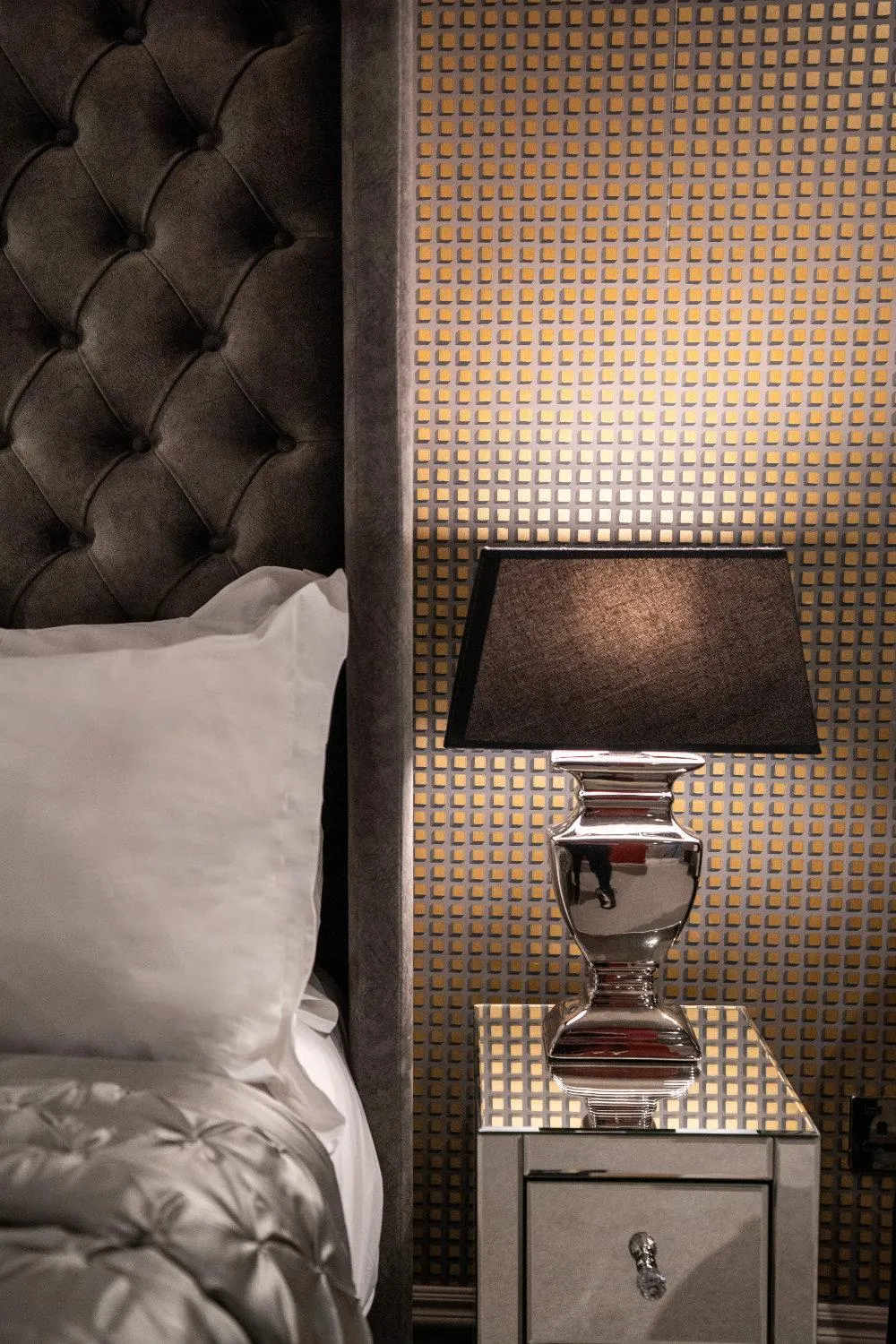 Snug Double in Square Townhouse