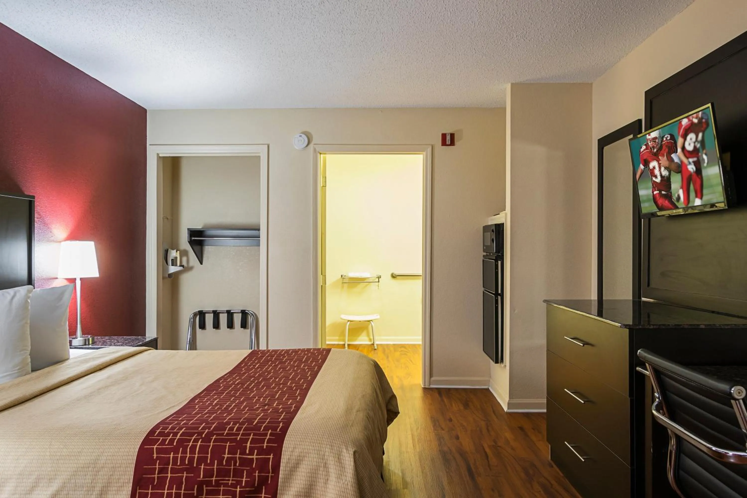 Superior Queen Room Disability Access Non-Smoking in Red Roof Inn & Suites Scottsboro