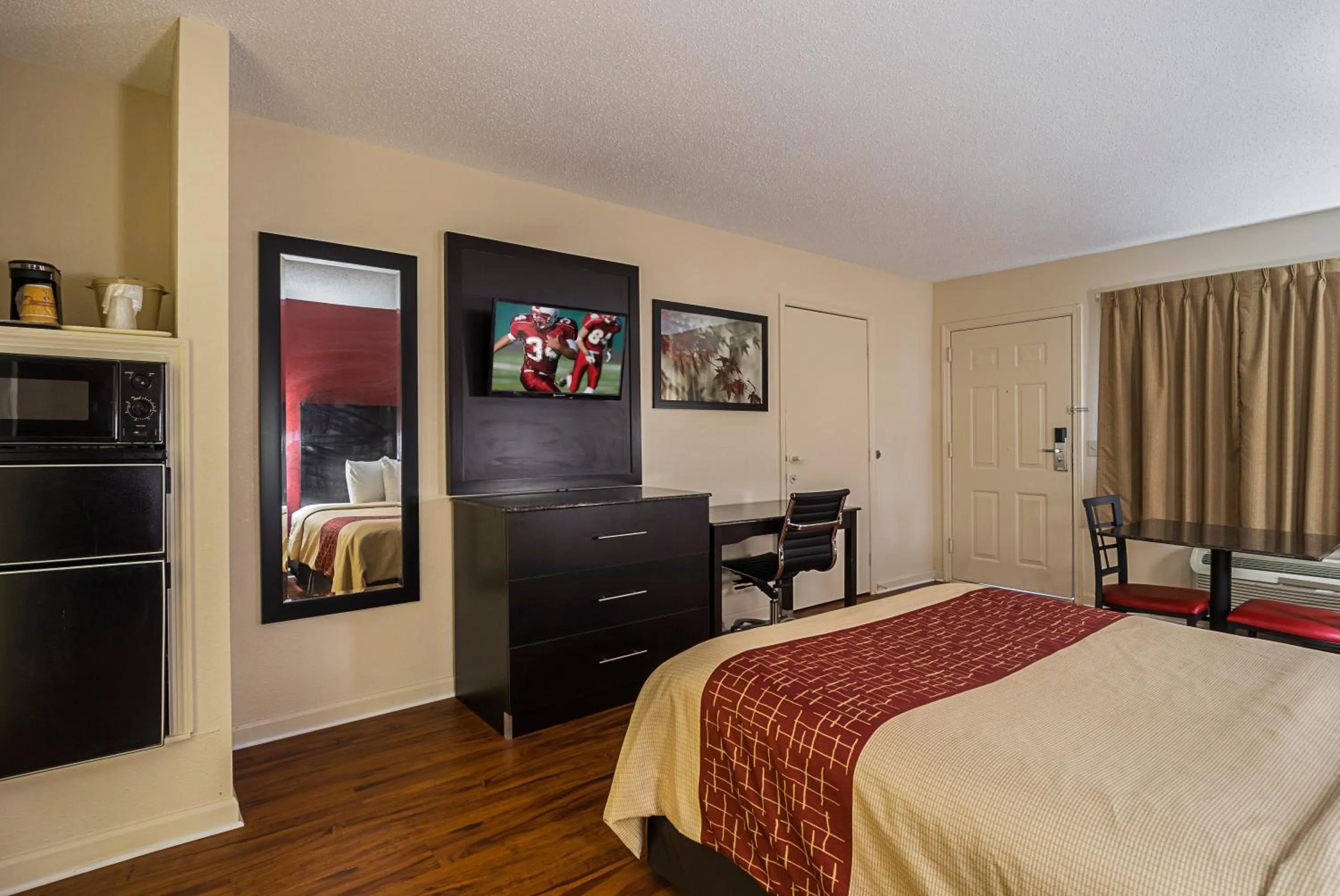 Deluxe Queen Room Disability Access Non-Smoking in Red Roof Inn & Suites Scottsboro