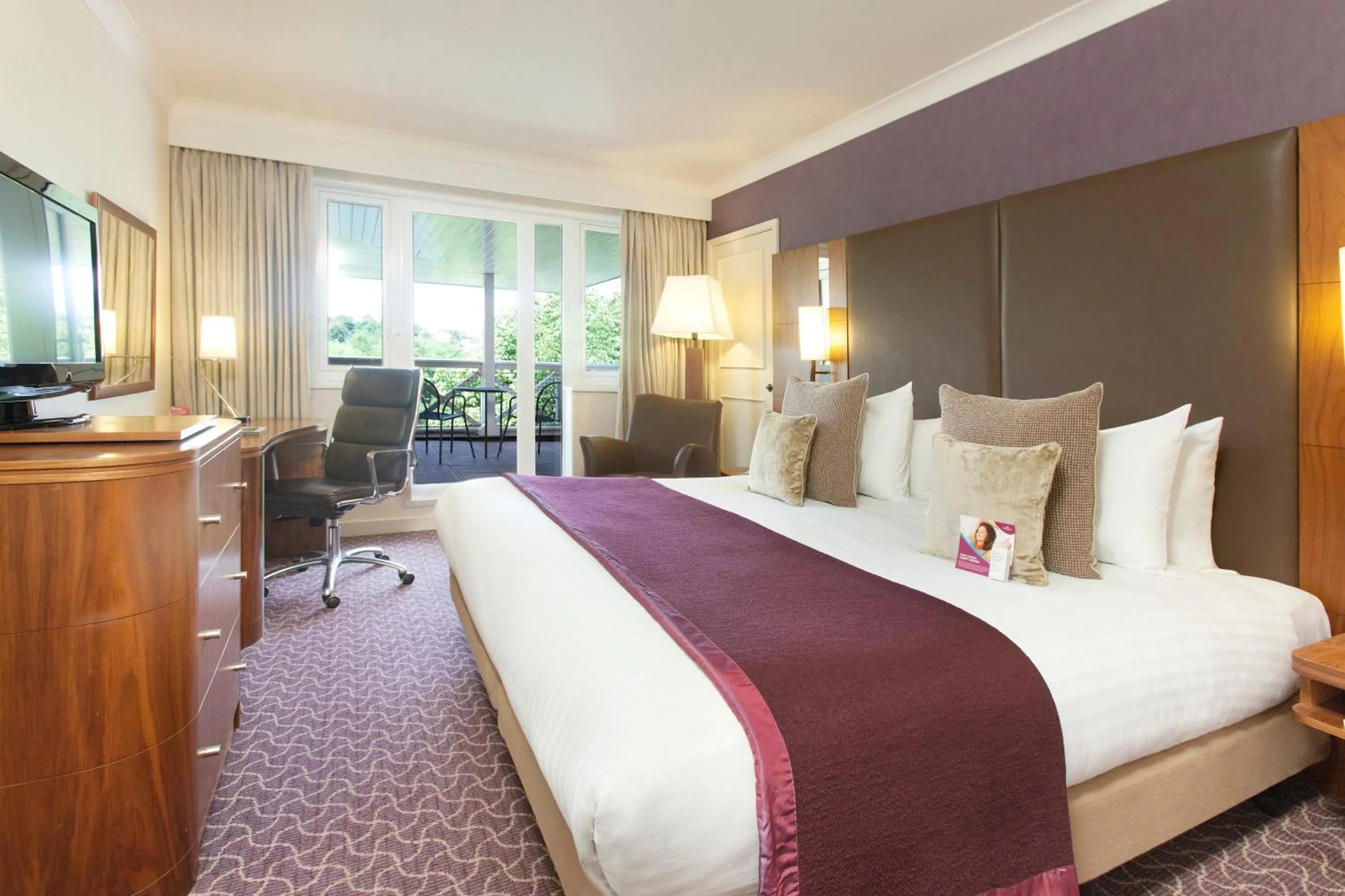 Queen Executive Room with Balcony in Crowne Plaza Reading