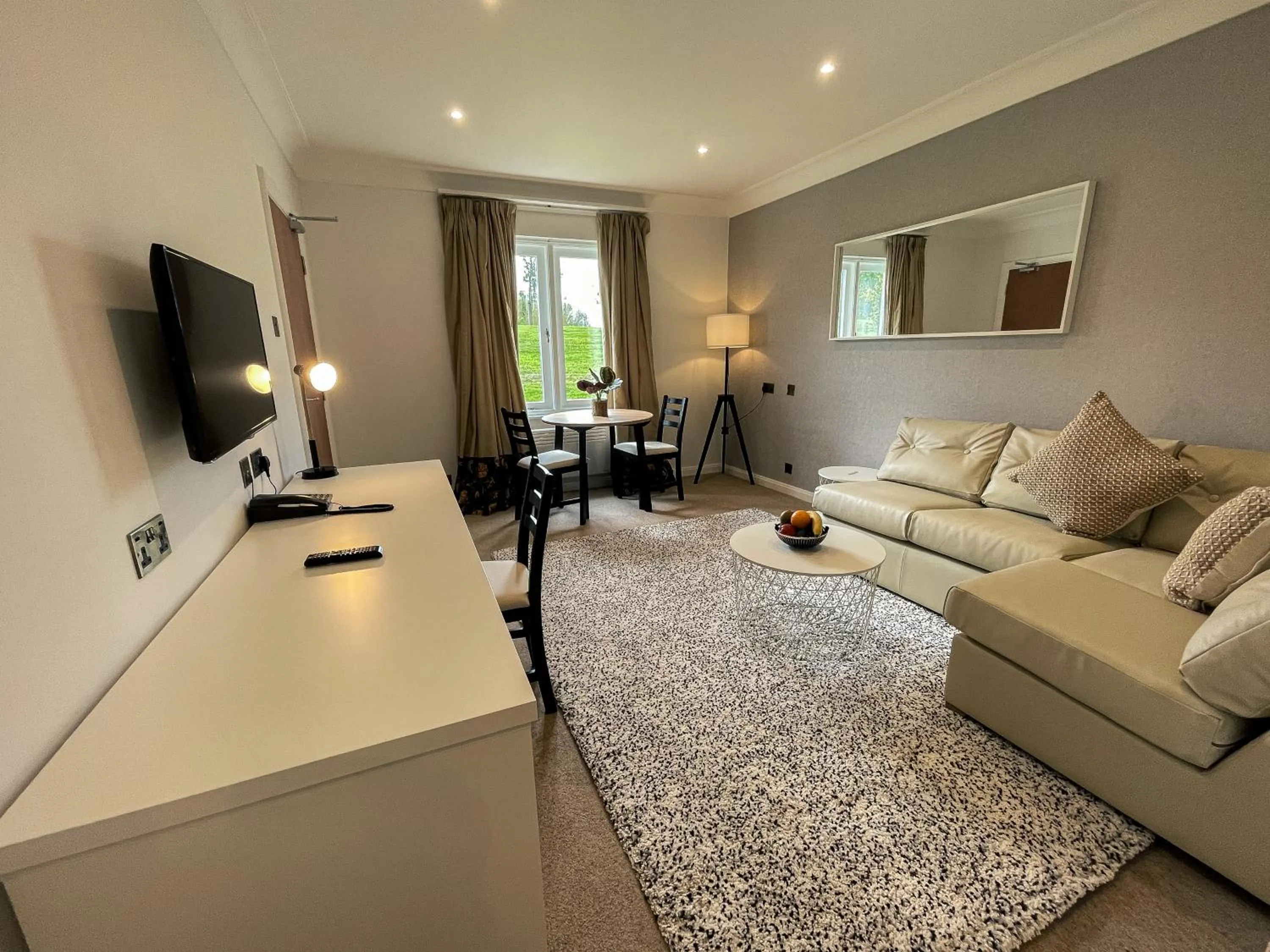 One-Bedroom Apartment in Lancaster House Hotel