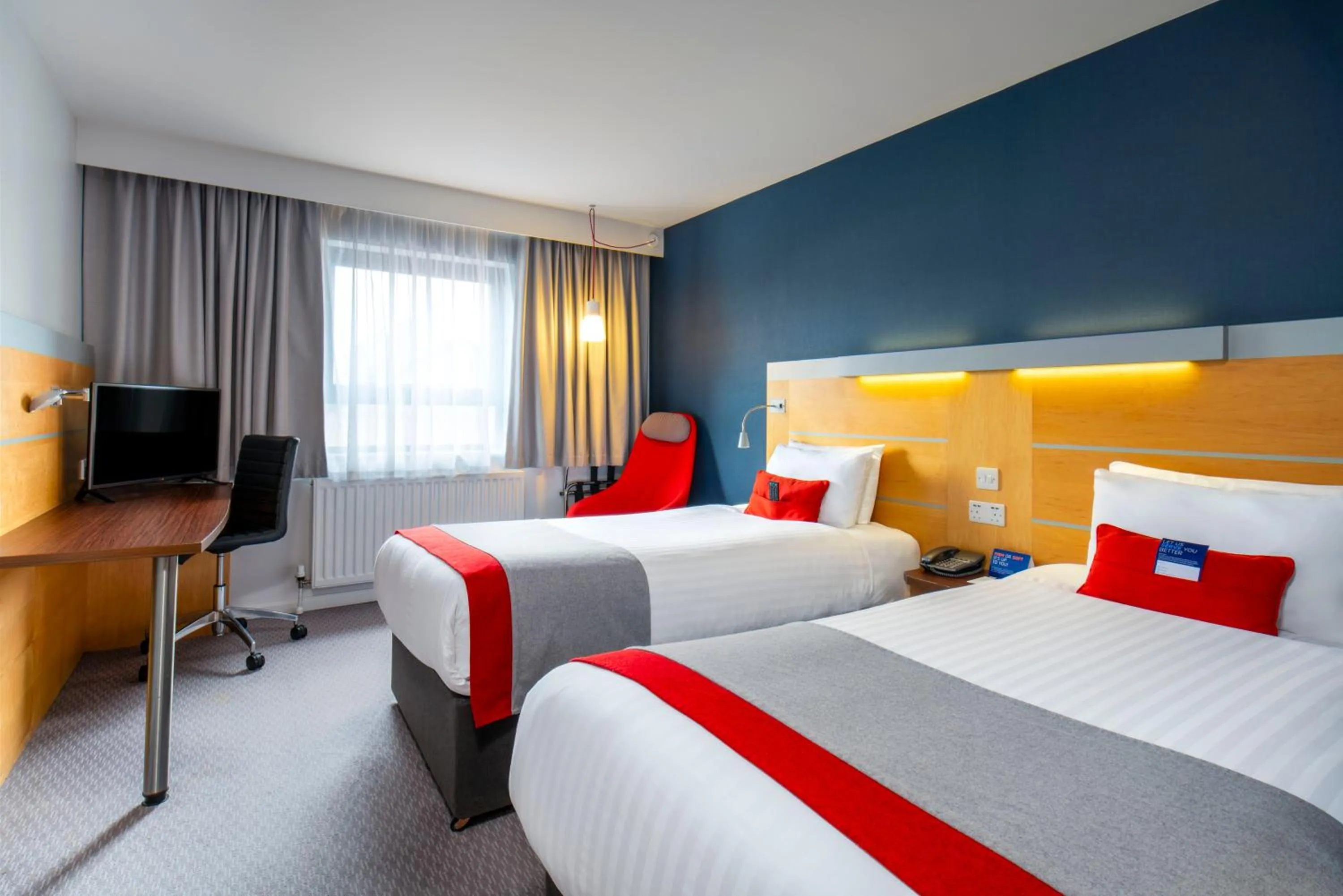 Standard Twin Room with Free Hot Breakfast in Holiday Inn Express Antrim by IHG