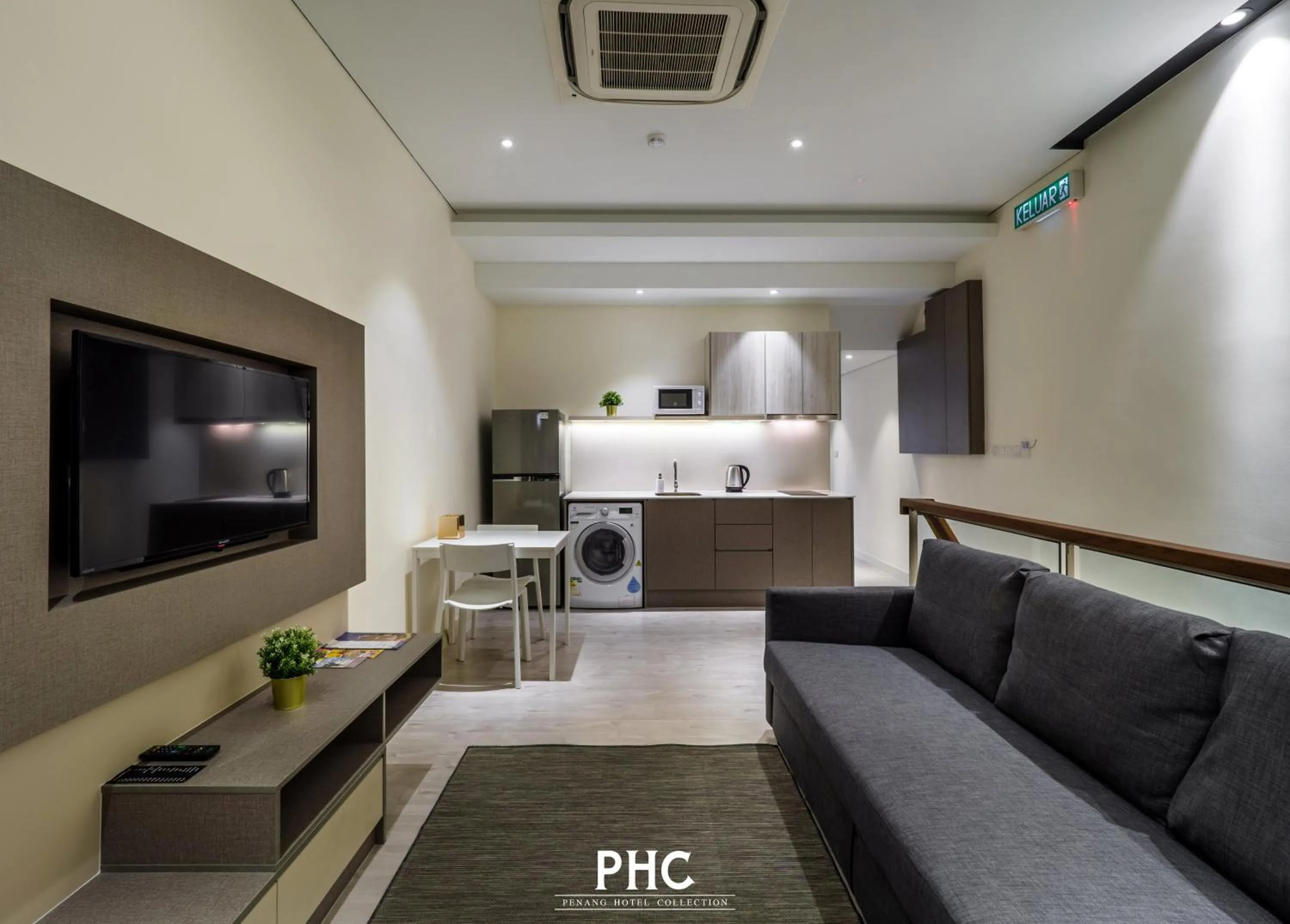 Suite with Balcony in Macallum Central Hotel Managed by The Ascott Limited