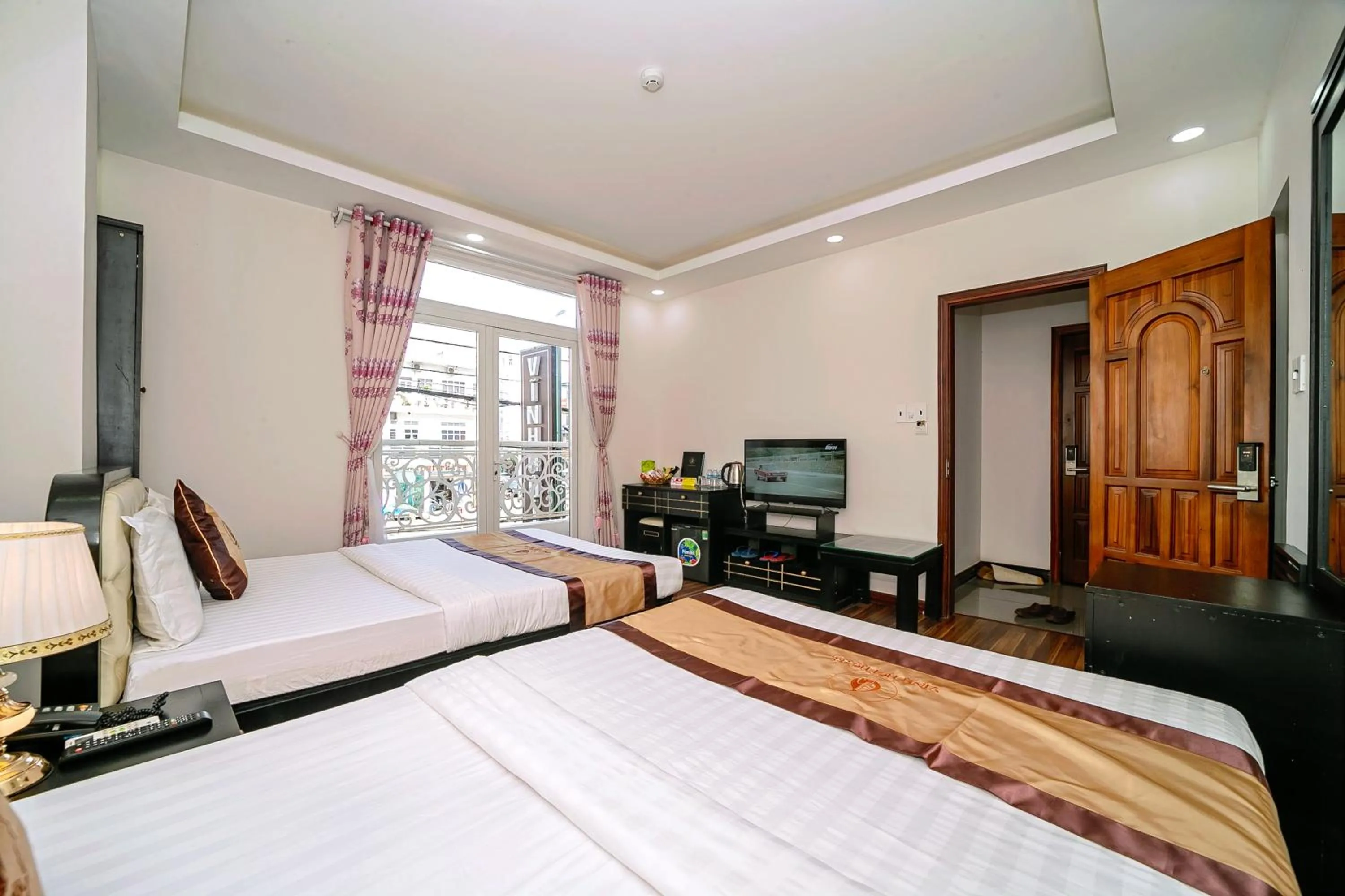 Twin Room with Balcony in Khách sạn Vĩnh Hội