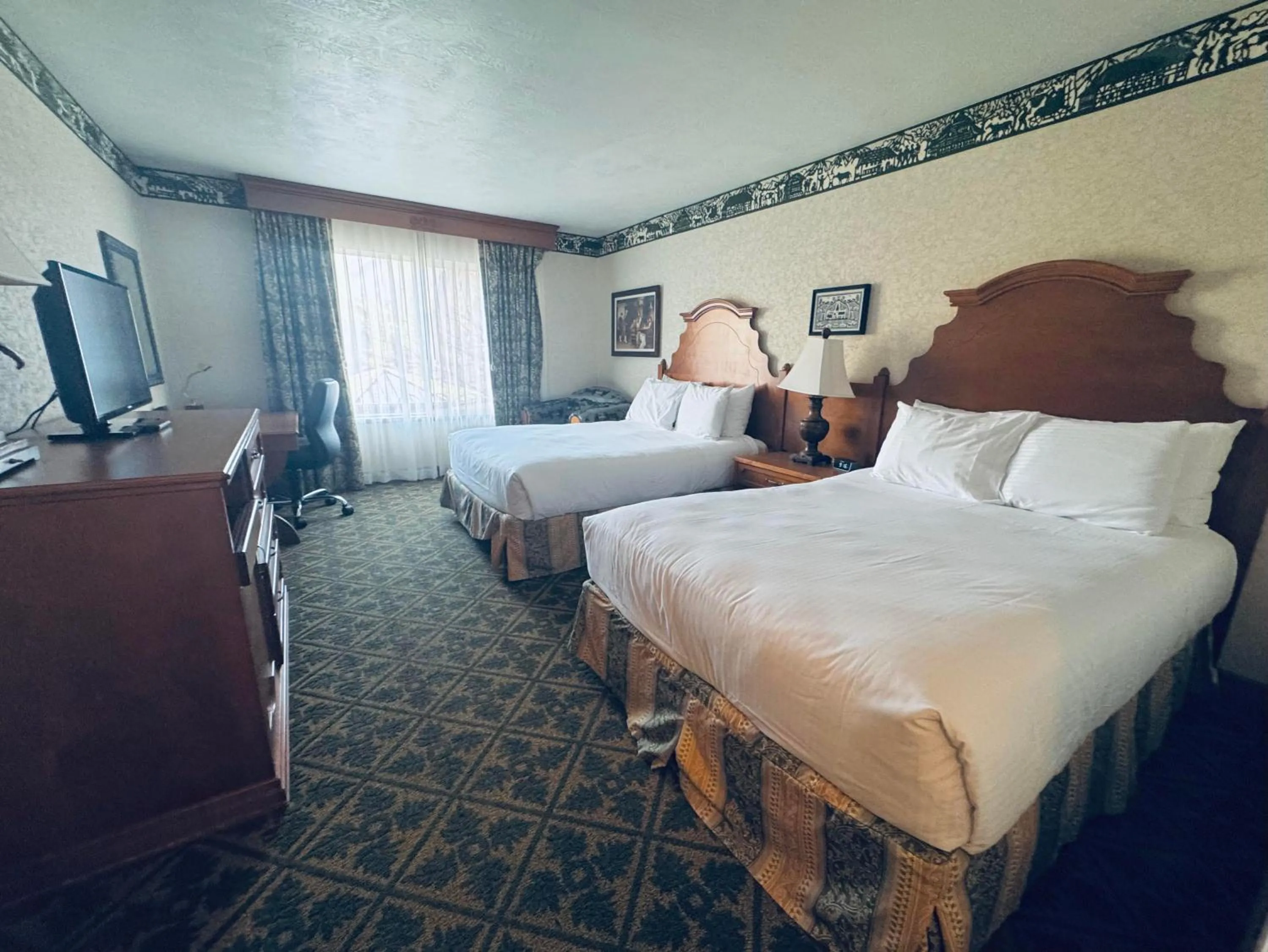 Queen Room - Alpine - Disability Access in Zermatt Utah Resort & Spa Trademark Collection by Wyndham
