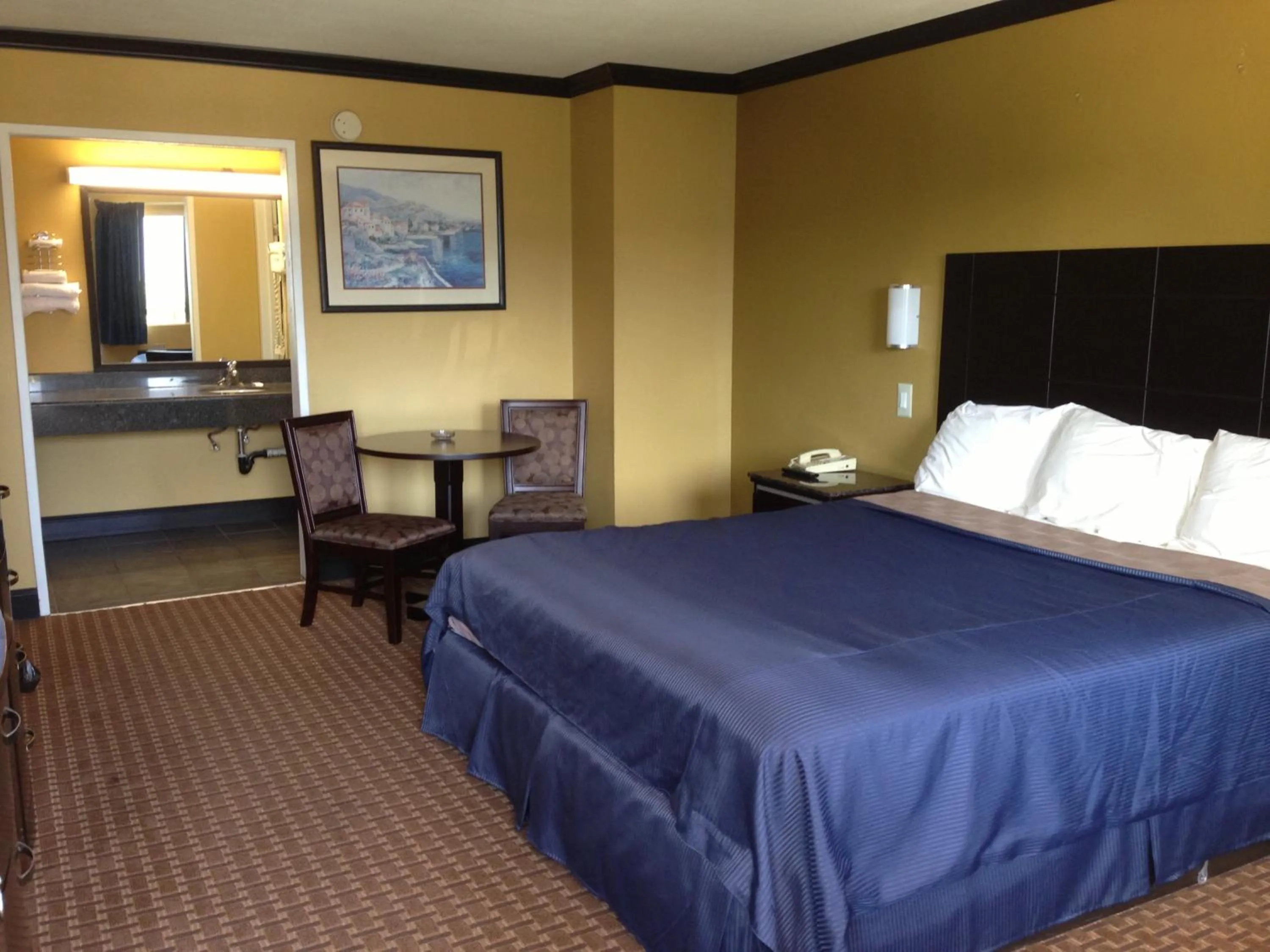 King Room in Del Amo Inn