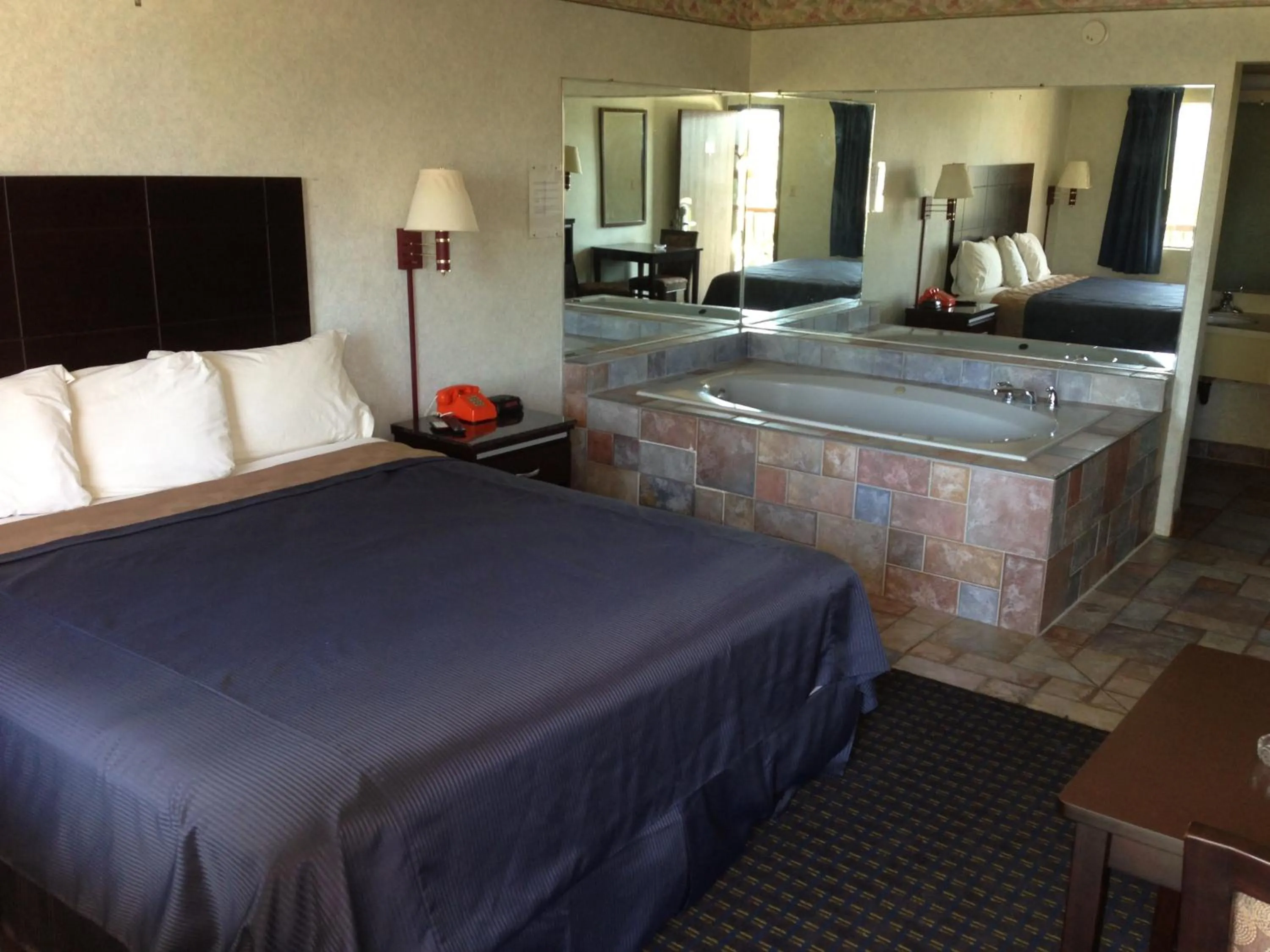 King Room with Hot Tub in Del Amo Inn