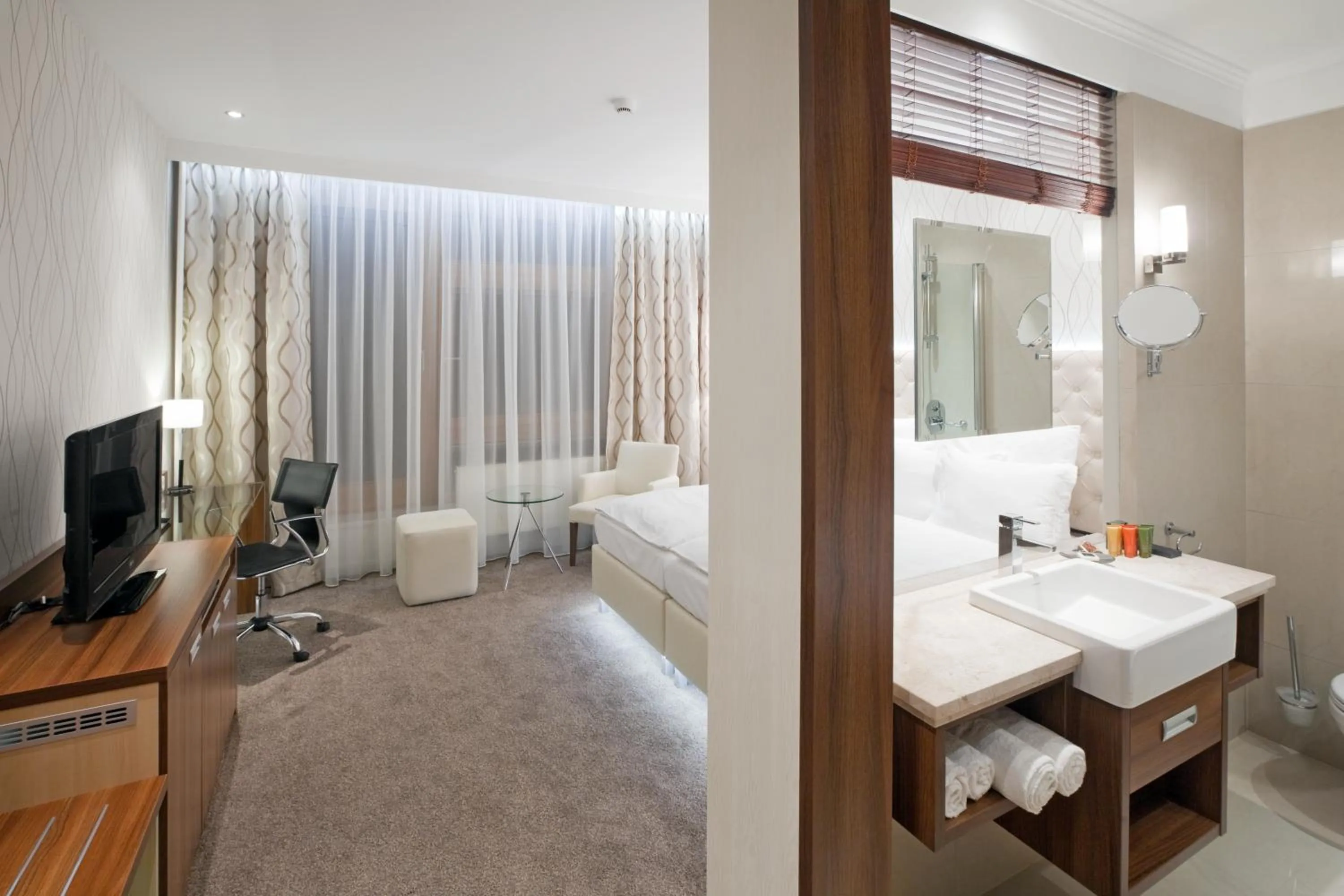 Deluxe Double Room with Spa Bath  in Pytloun City Boutique Self Check-in Hotel