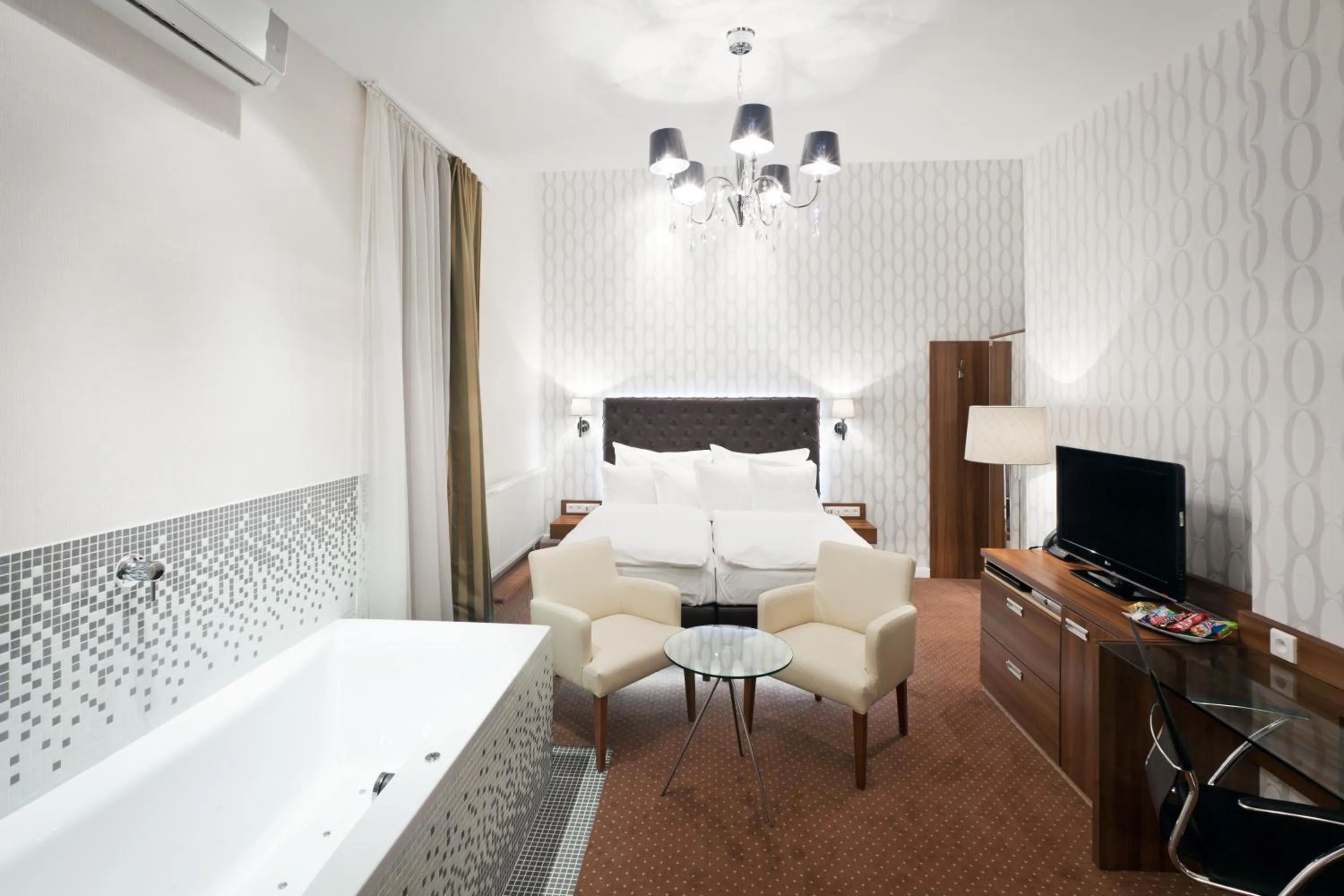Royal Club Double Deluxe Room with Spa Bath in Pytloun City Boutique Self Check-in Hotel