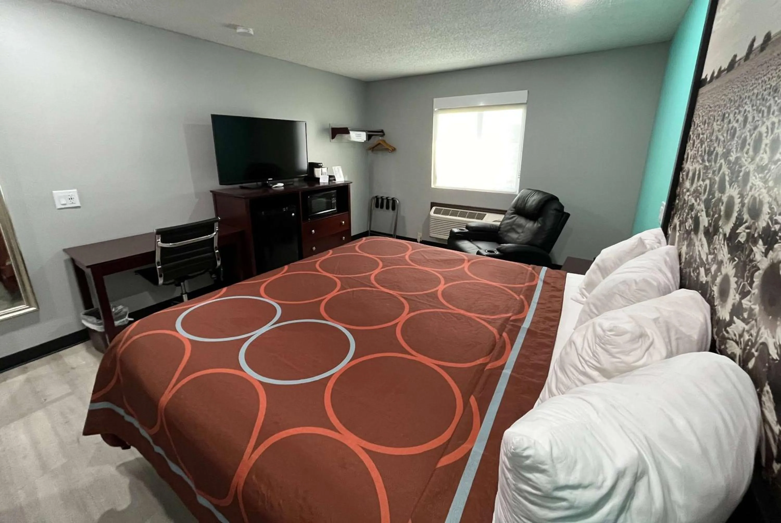 King Room - Pet/Friendly/Non-Smoking in Super 8 by Wyndham Emporia