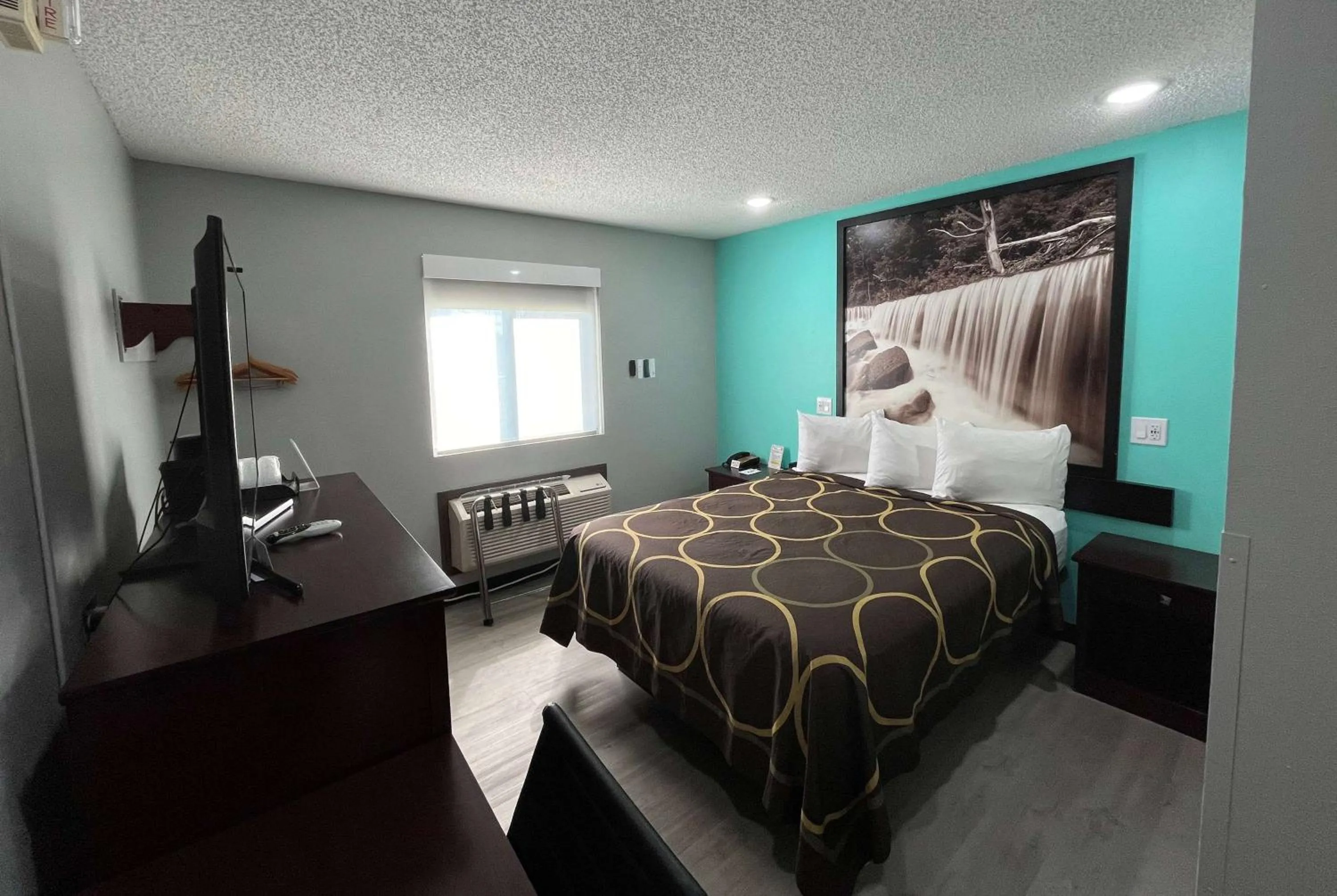 Queen Room - Mobility Access/Non-Smoking in Super 8 by Wyndham Emporia