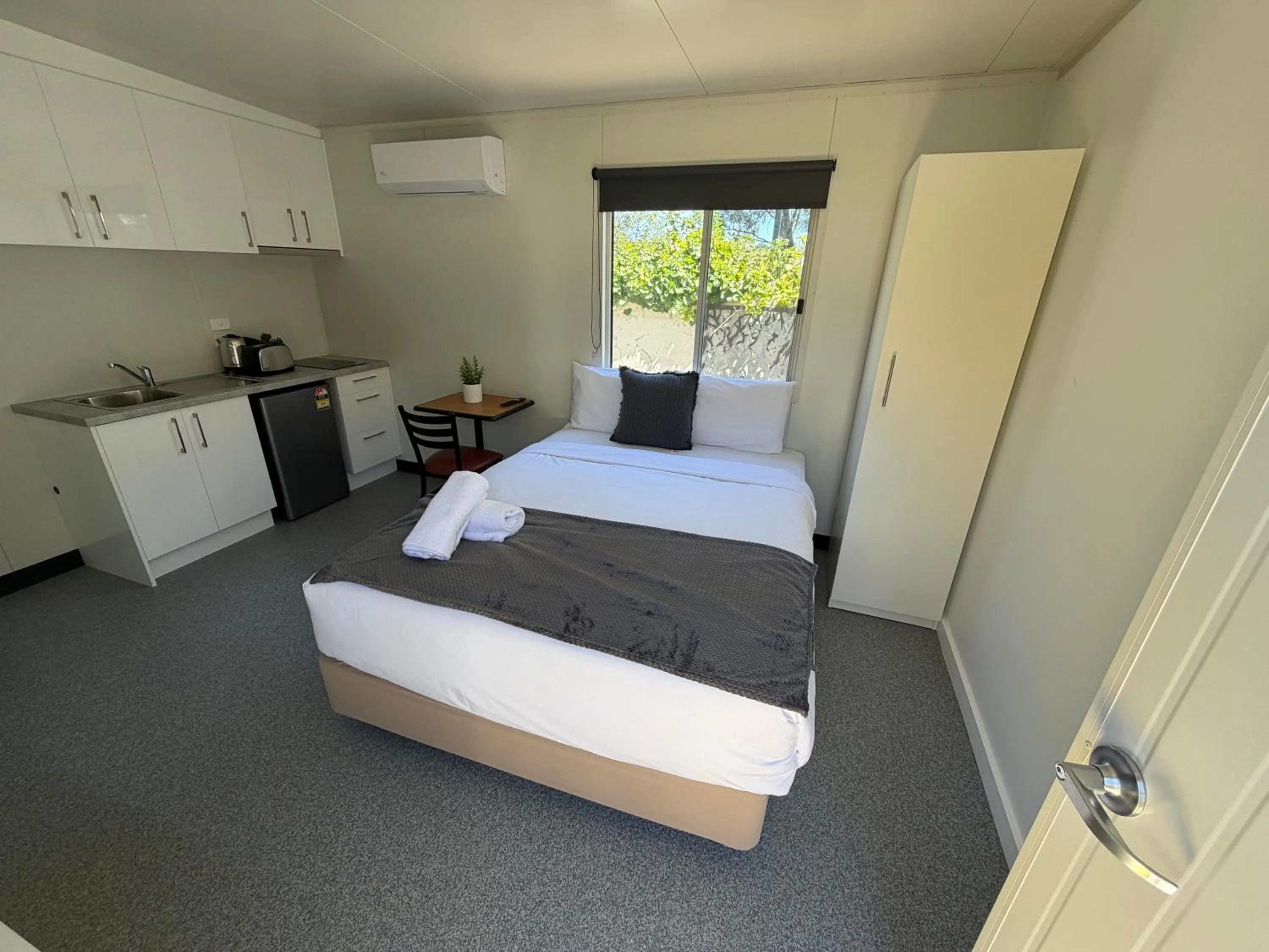 Queen Suite - Disability Access in Ringwood Lake Inn