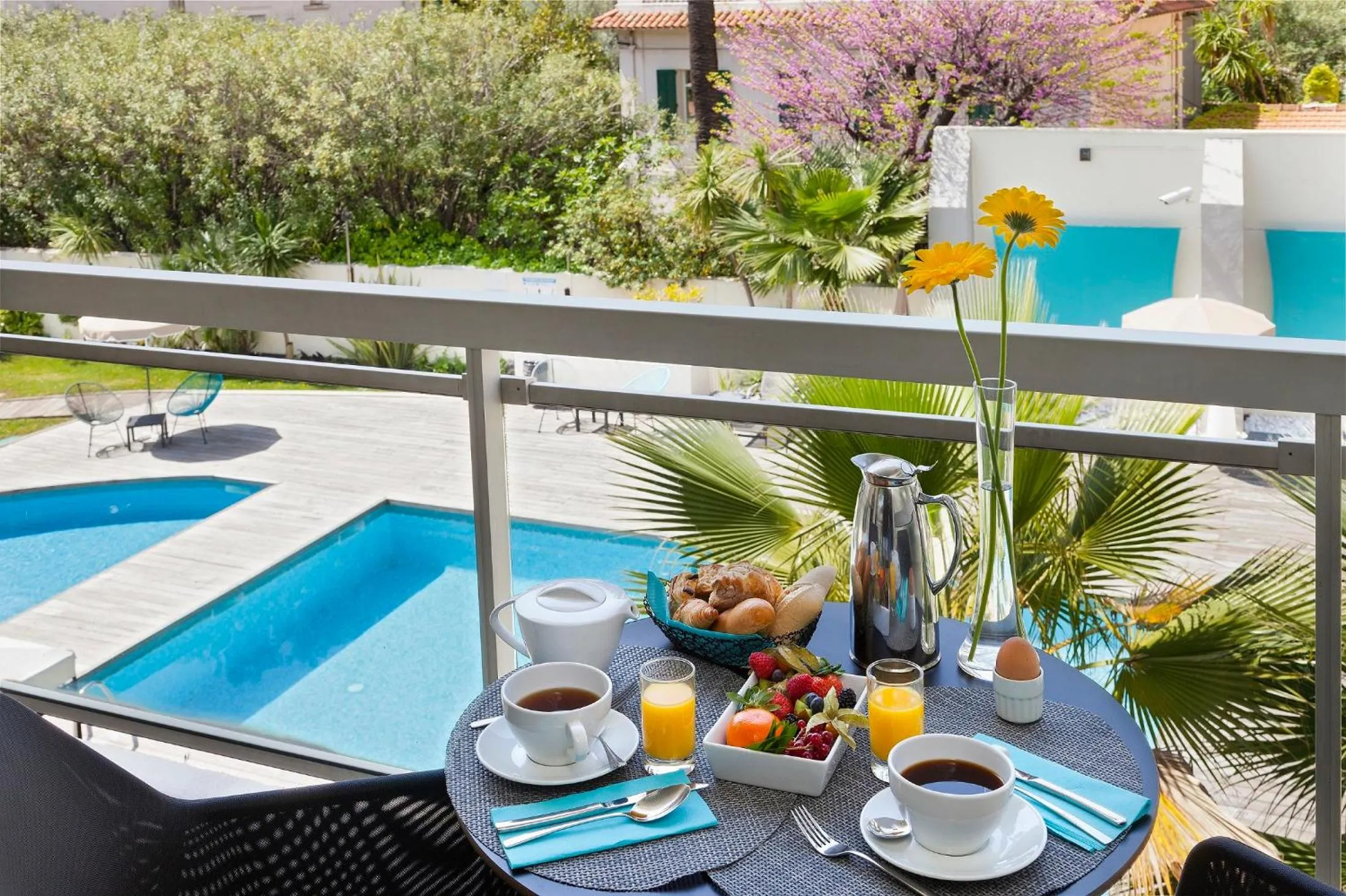 Comfort Room with Terrace and Pool View in Nehô Suites Cannes Croisette