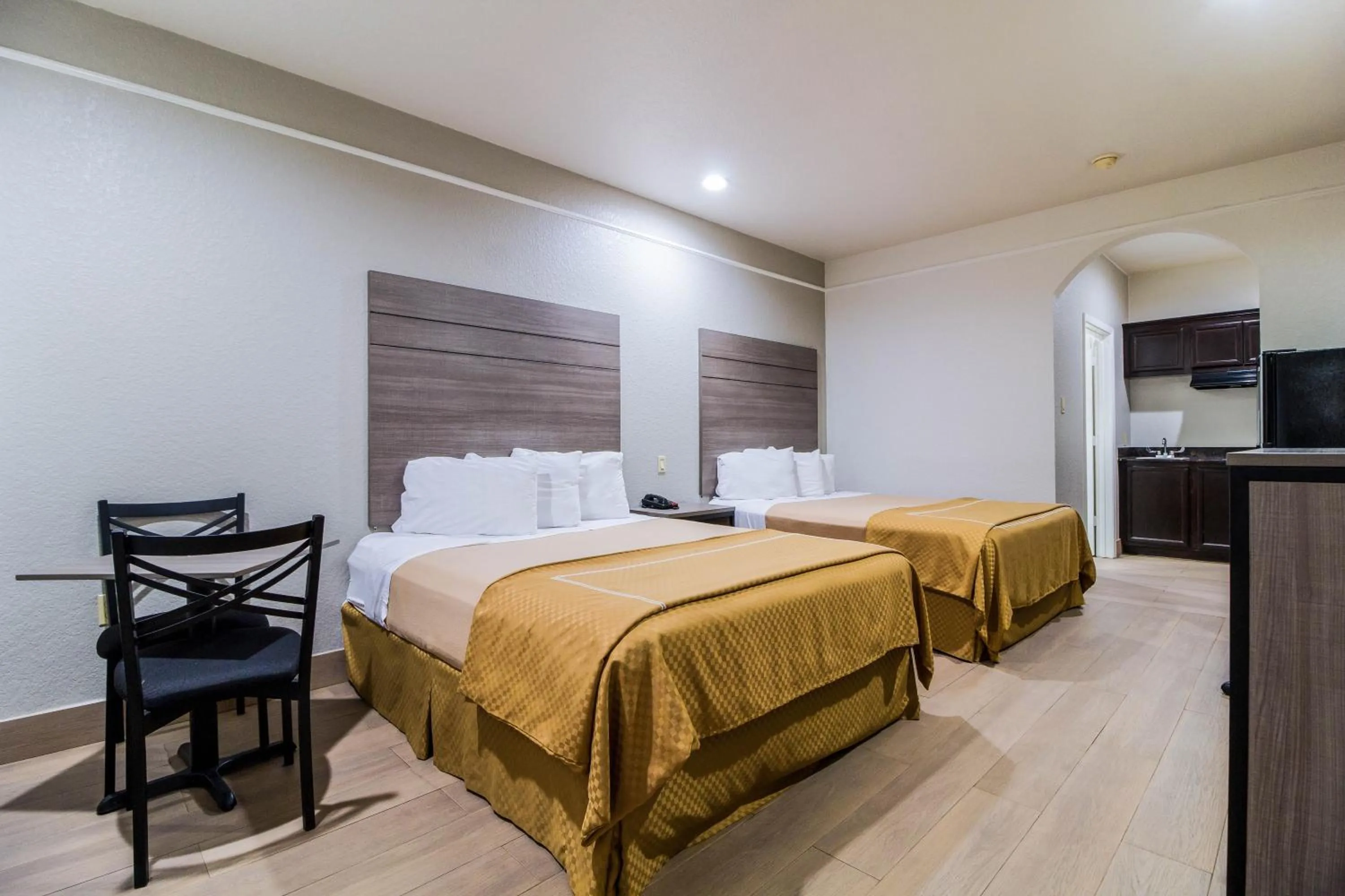 Queen Room with Two Queen Beds in Scottish Inn and Suites Baytown Tx