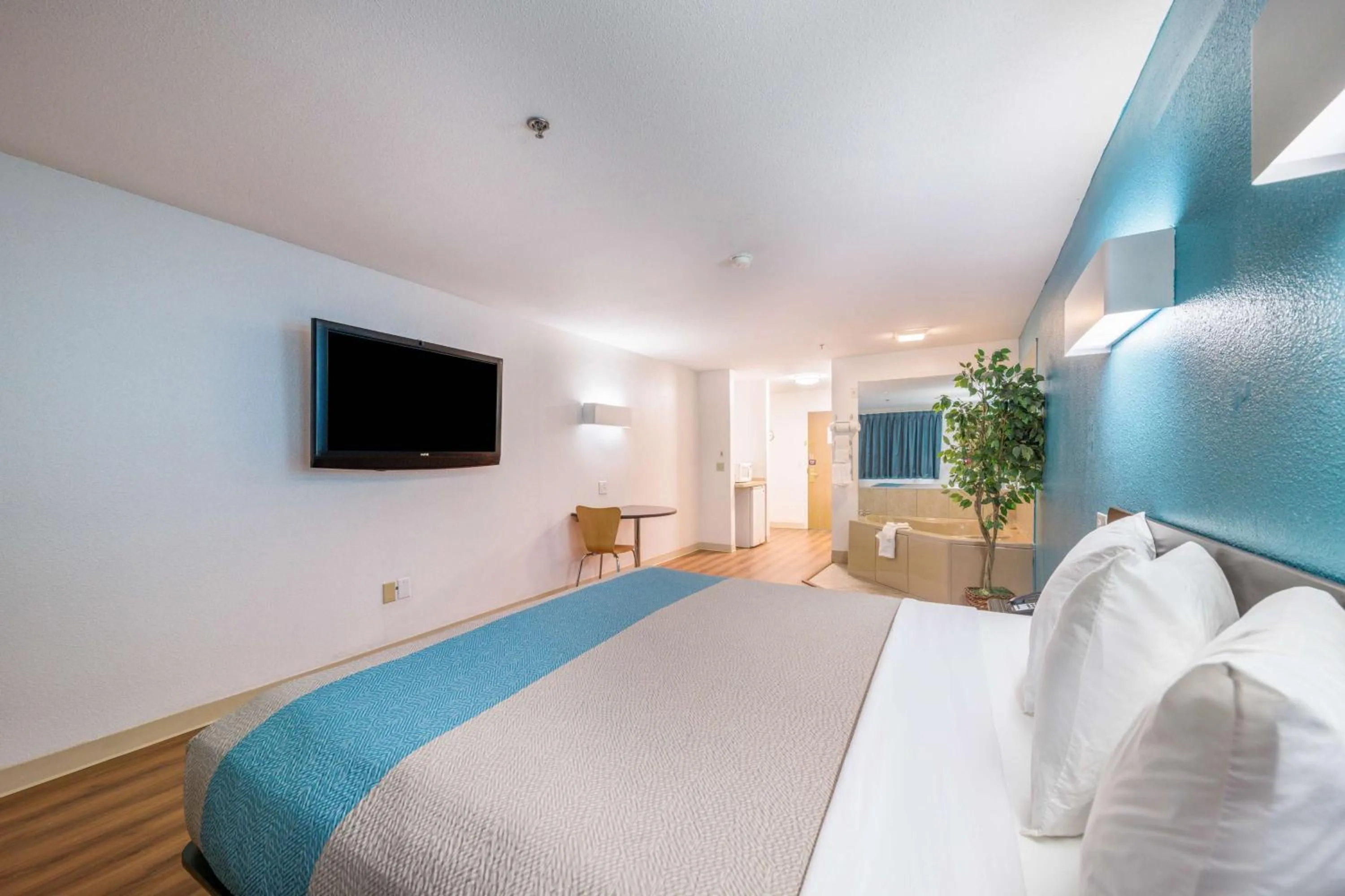 King Room - Disability Access - Non-Smoking in Motel 6-Decatur, TX