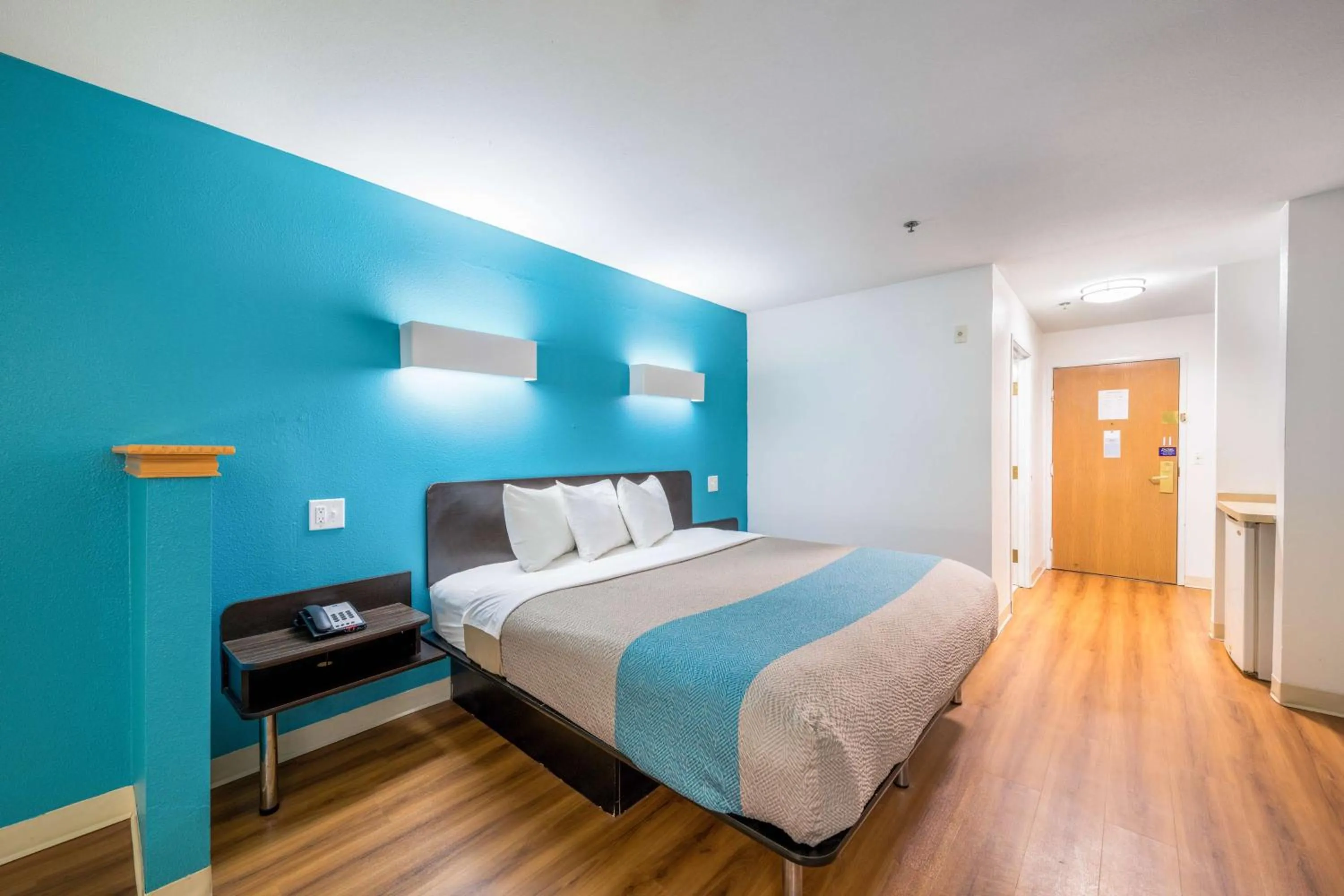 King Room with Spa Bath - Non-Smoking in Motel 6-Decatur, TX