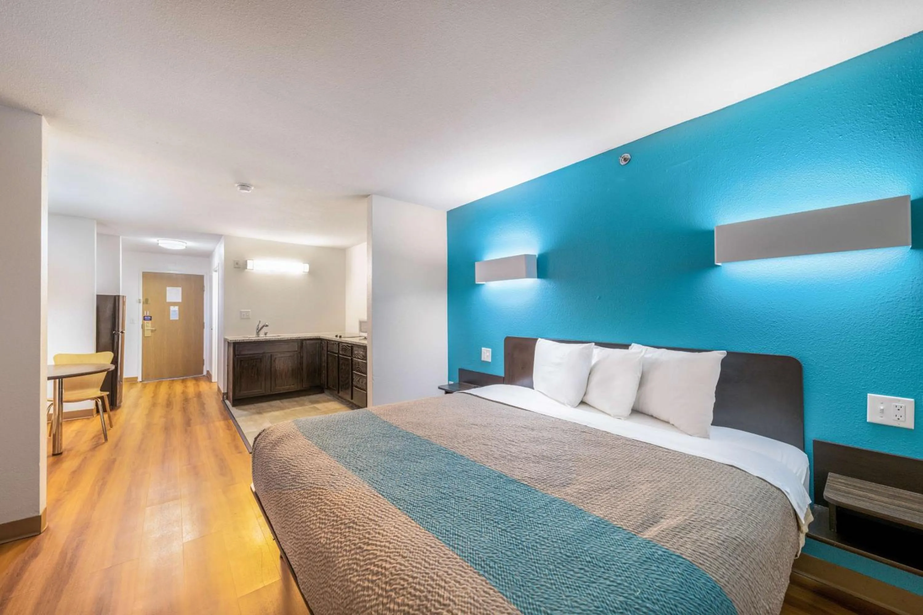 Superior King Room - Non-Smoking in Motel 6-Decatur, TX