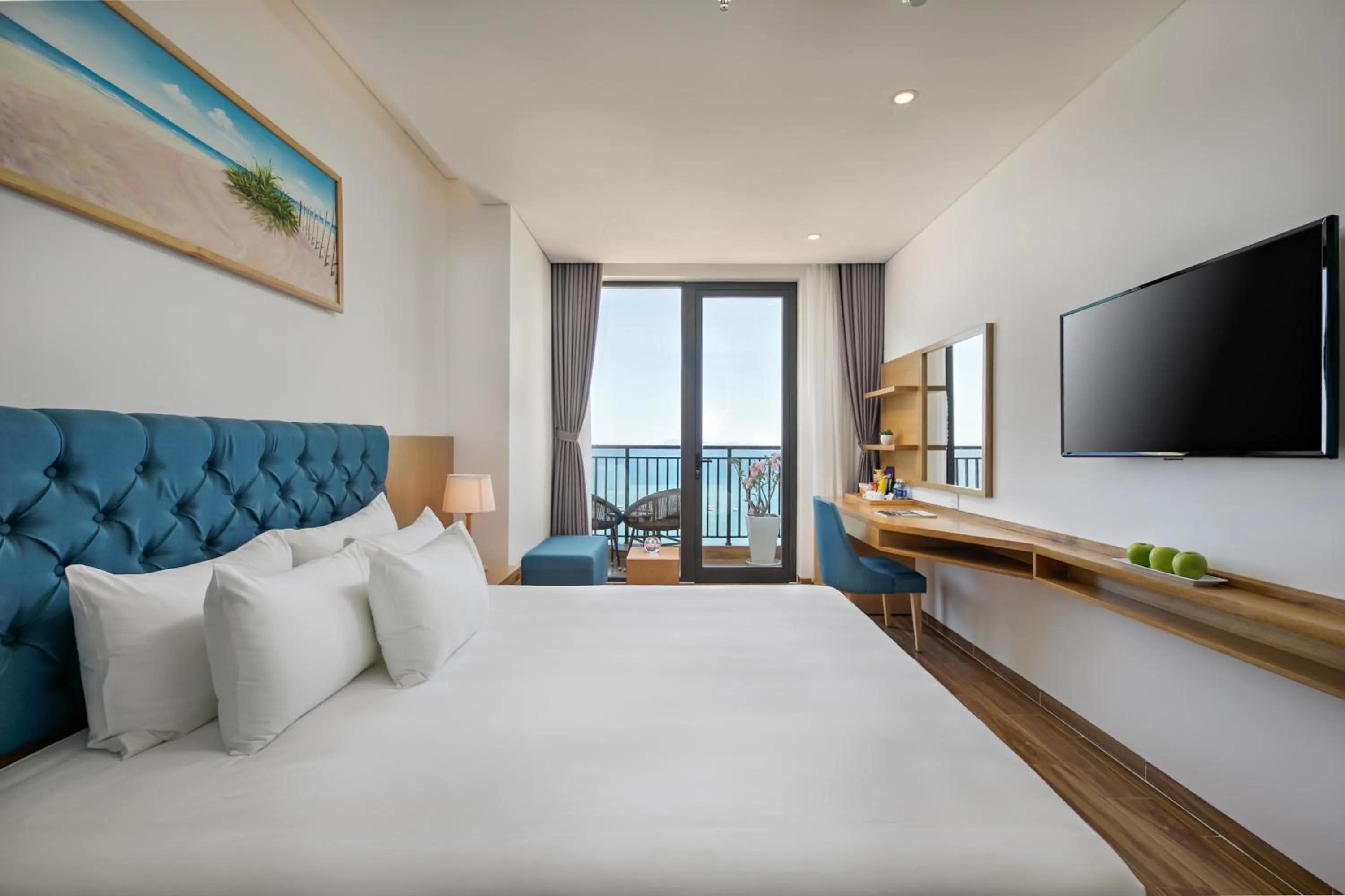 King Suite with Balcony and Ocean View in Seashore Hotel & Apartment