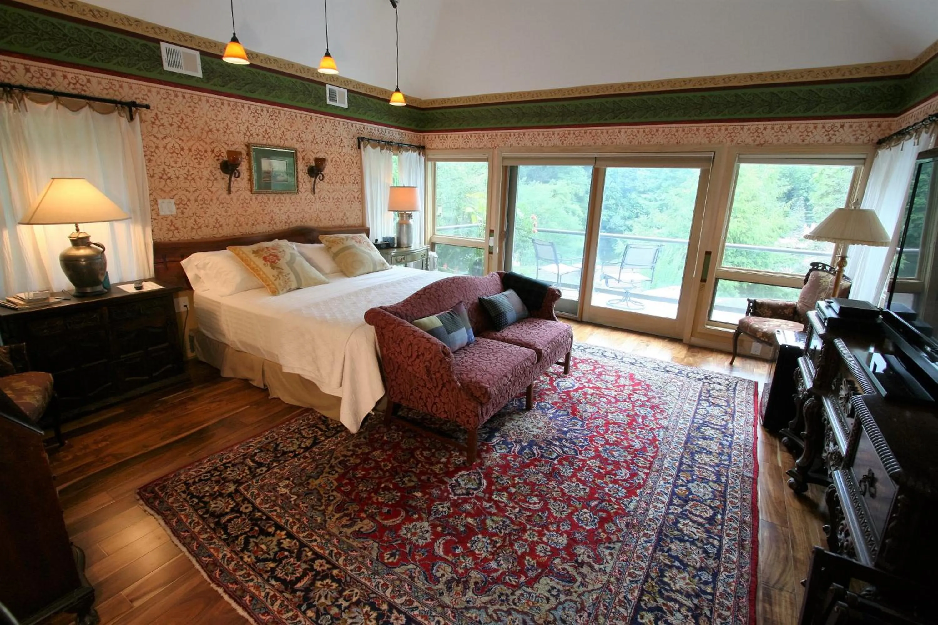 King Room with Roll-In Shower - Disability Access in Alpenhof Bed & Breakfast