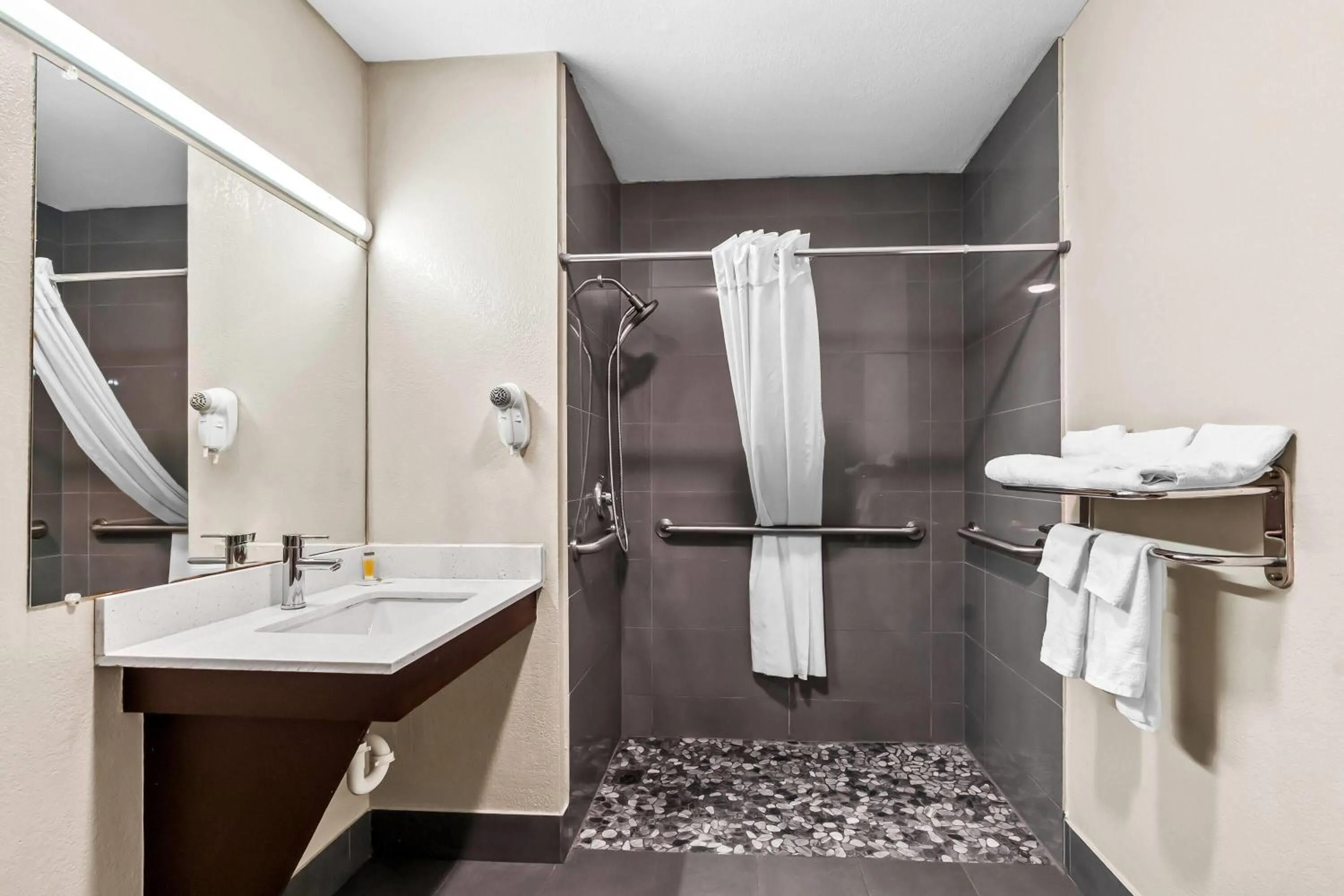 King Room with Roll-in Shower - Mobility Access/Non-Smoking in Days Inn by Wyndham Simpsonville