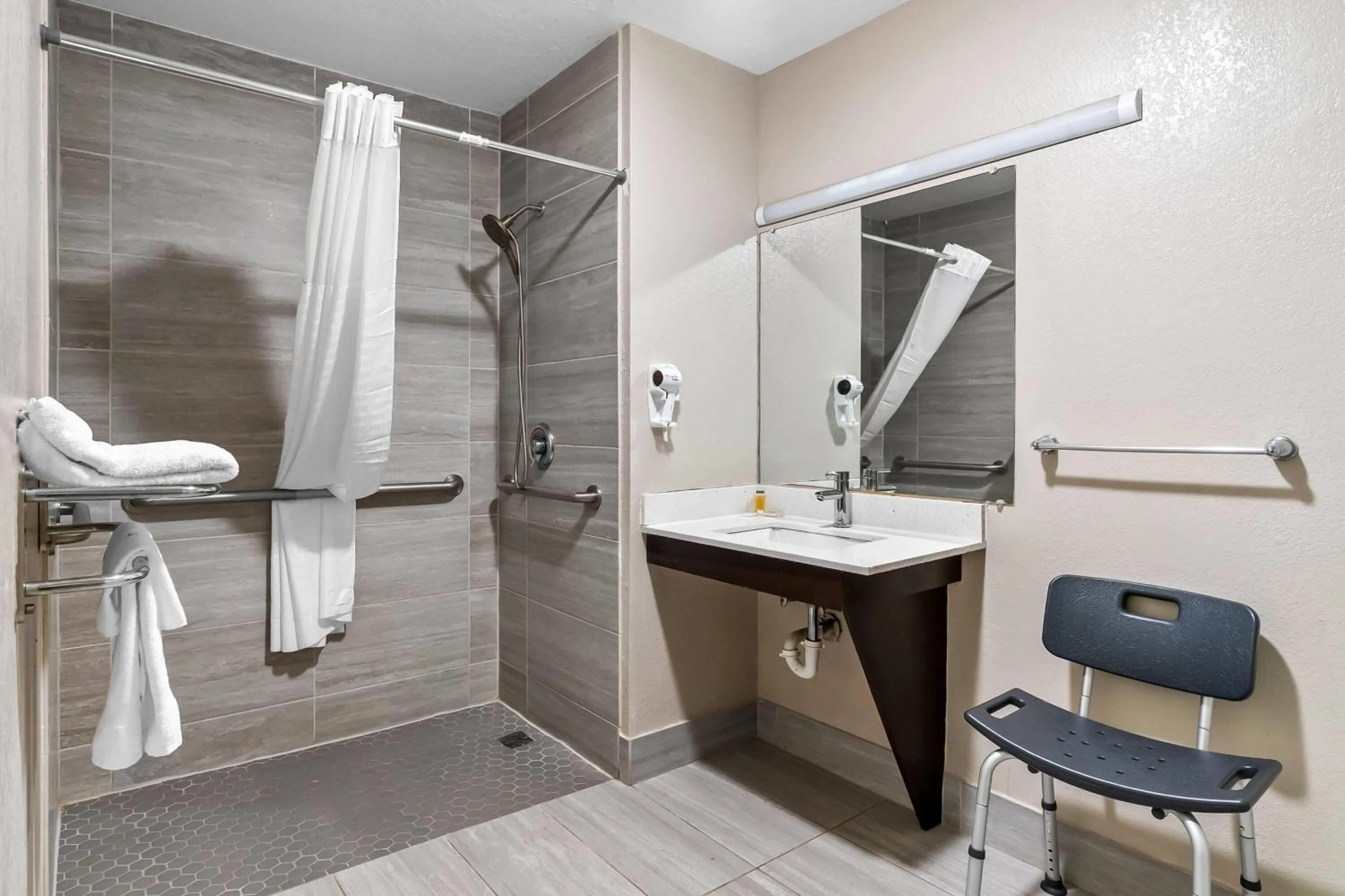 Double Room with Two Double Beds and Roll-in Shower - Mobility Access/Non-Smoking in Days Inn by Wyndham Simpsonville
