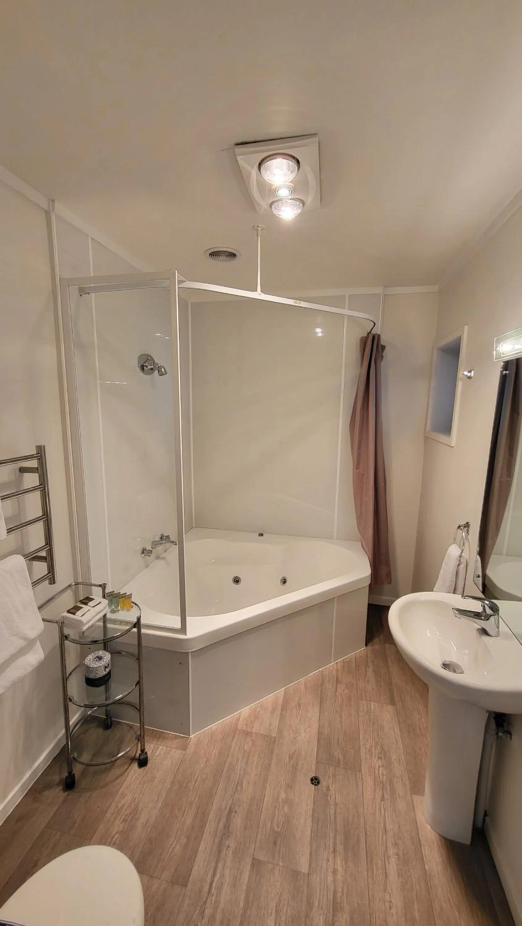 Studio Unit with Spa Bath in Manukau Motor Lodge