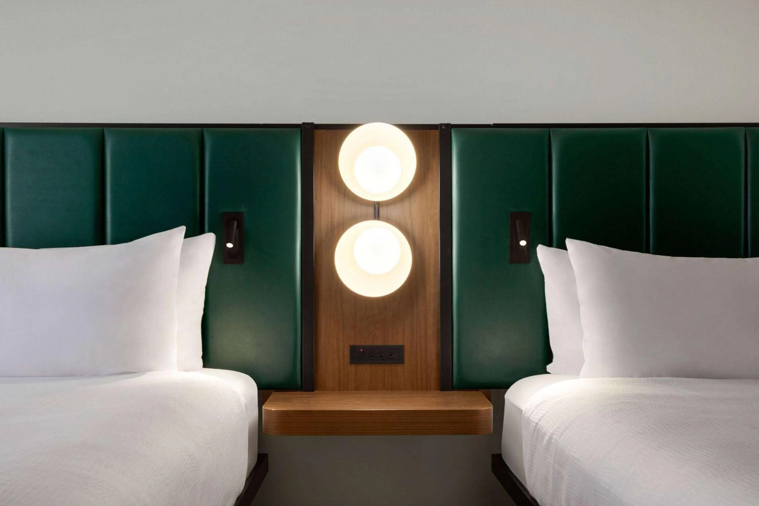 Queen Rom with Tub with Grab Bars - Mobility Accessible - No Pets/Non-Smoking in Wingate by Wyndham Green Bay