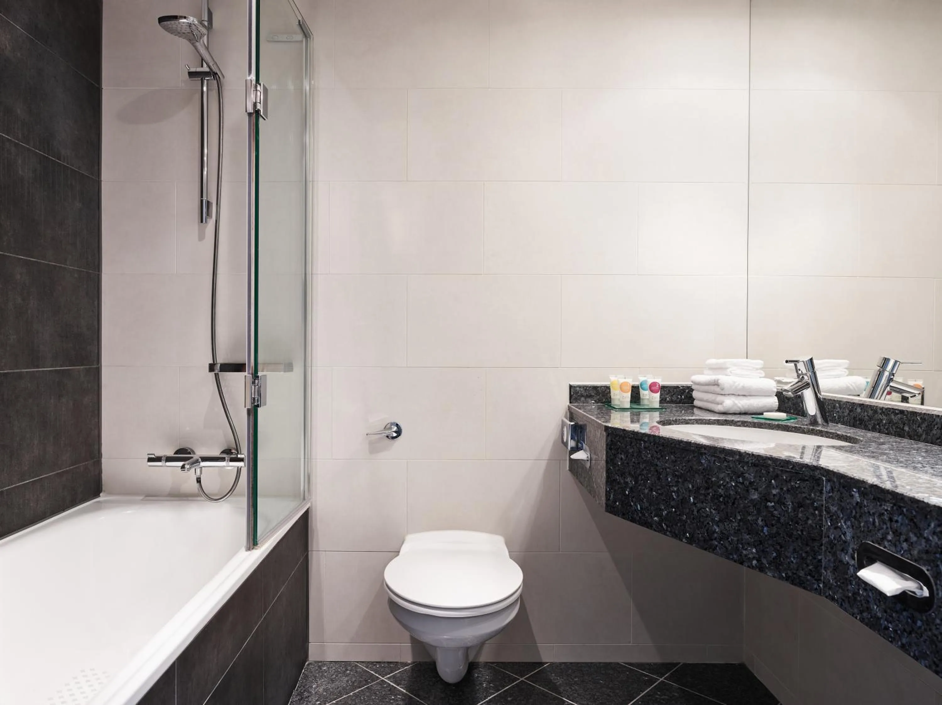 Twin Room - High Floor in Hyatt Place London Heathrow Airport