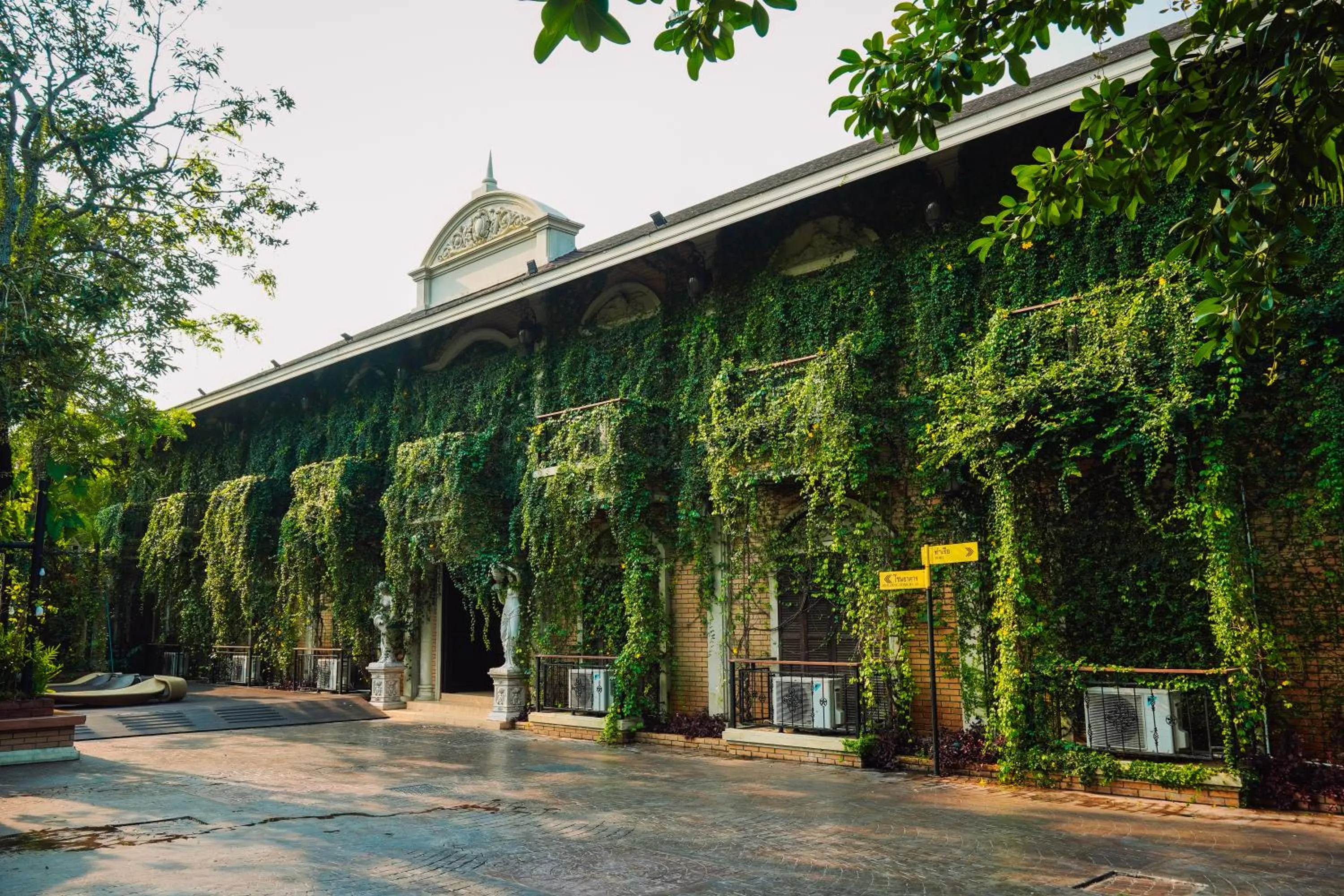 Superior Queen Room in Khum Damnoen Resort