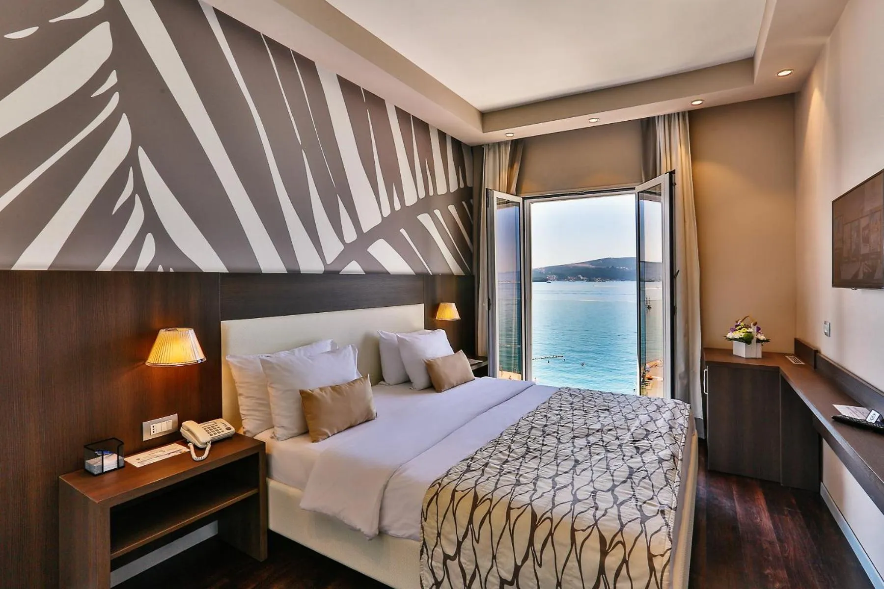 Superior Large Double Room with Sea View in Hotel Palma