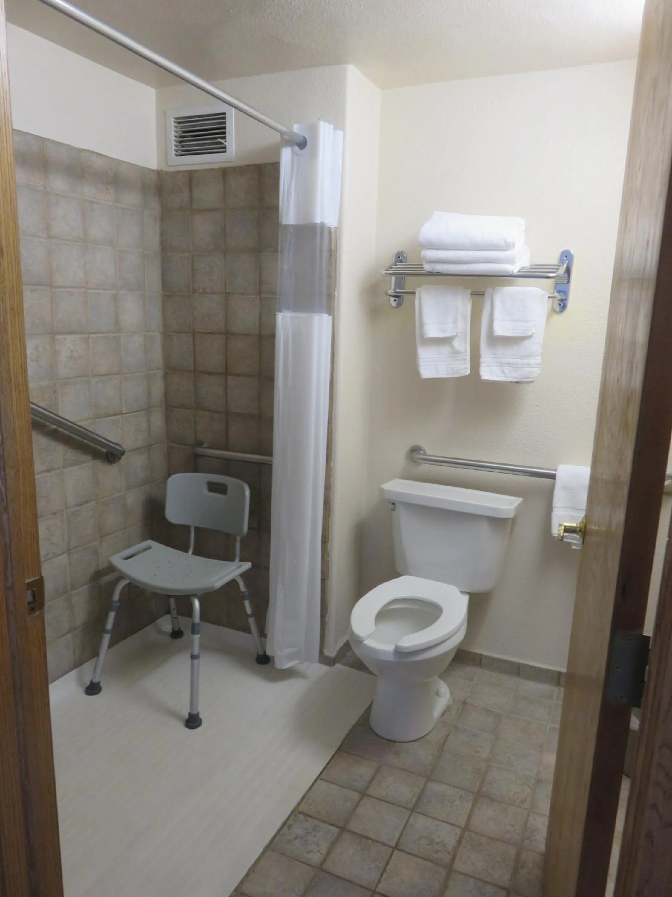 King Room with Roll-in Shower - Mobility Access/Non-Smoking in Baymont by Wyndham Fargo