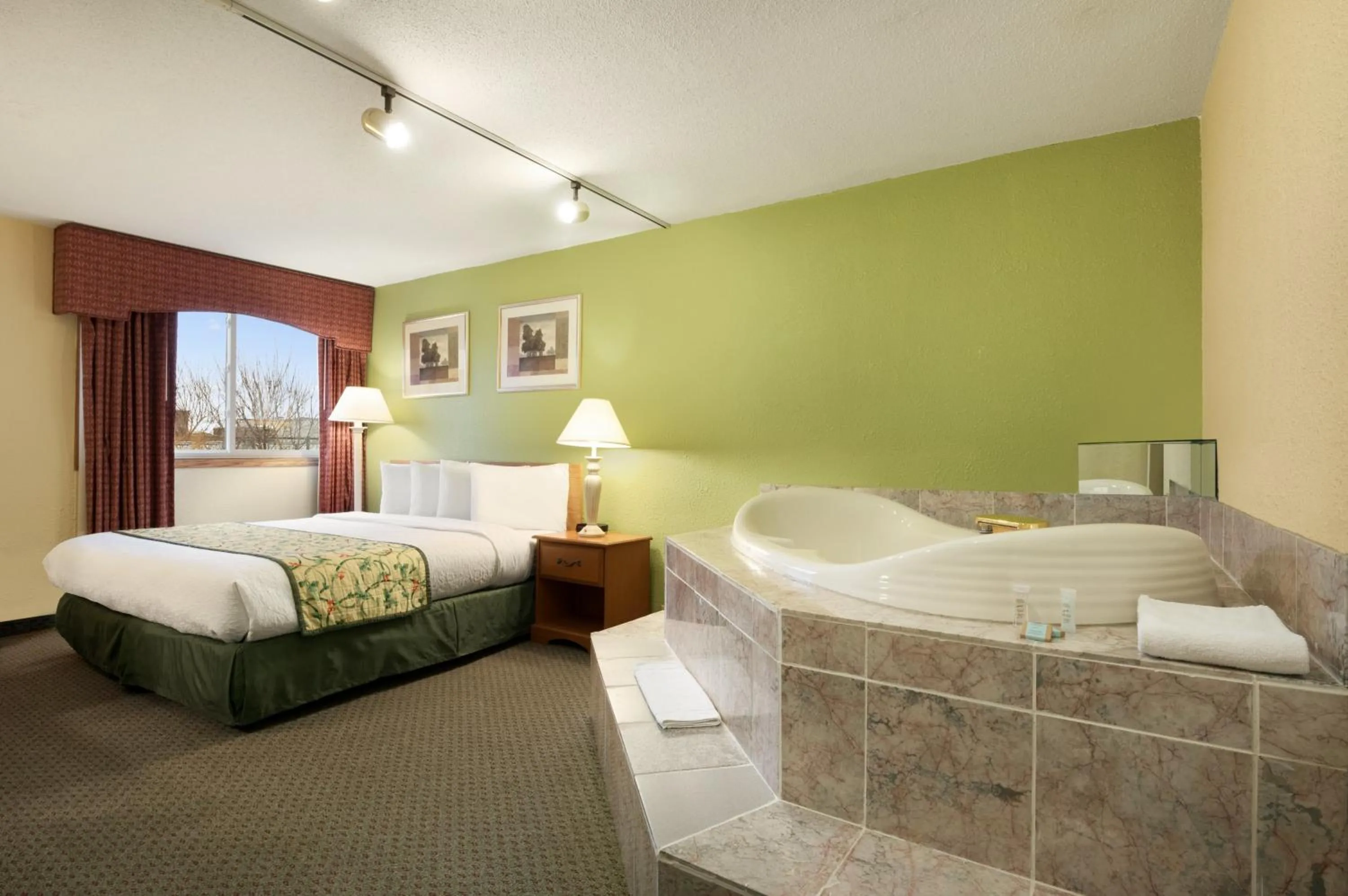 Business King Room - Non-Smoking in Travelodge by Wyndham Sturgis