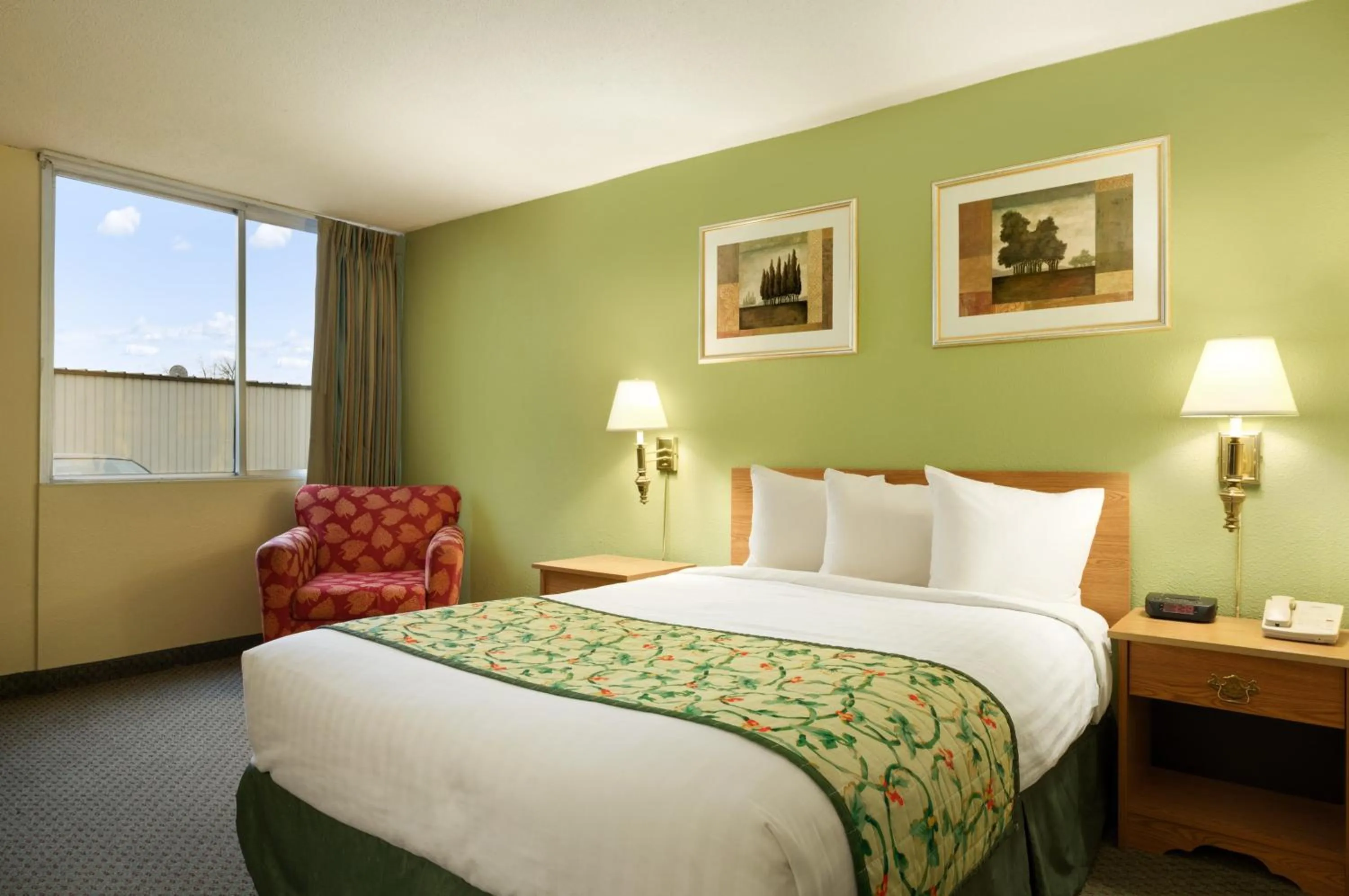 Queen Room - Disability Access - Non-Smoking in Travelodge by Wyndham Sturgis