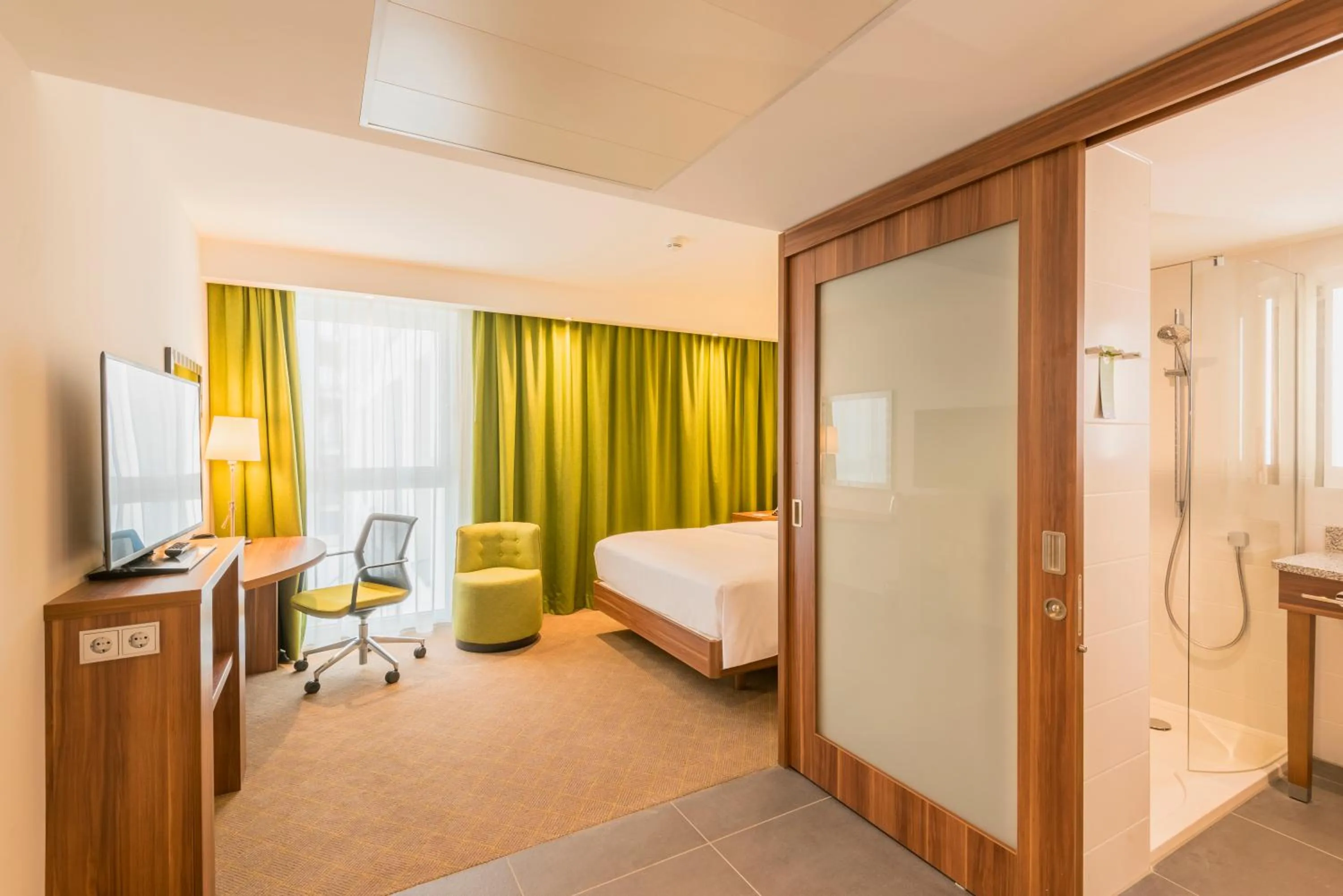Queen Accessible Room NS - single occupancy in Hampton By Hilton Munich City West