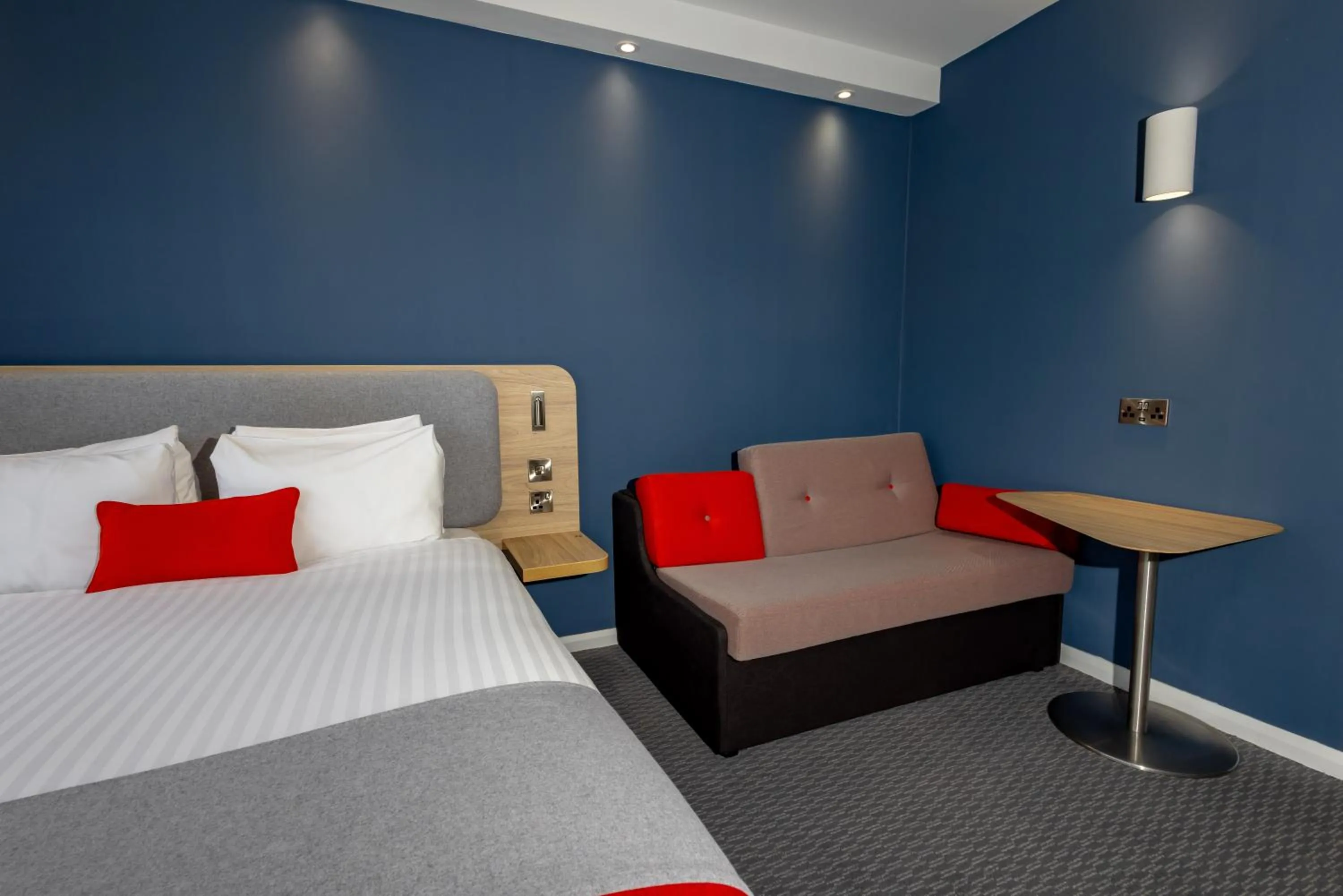 Standard Queen Room with Free Hot Breakfast in Holiday Inn Express Norwich by IHG