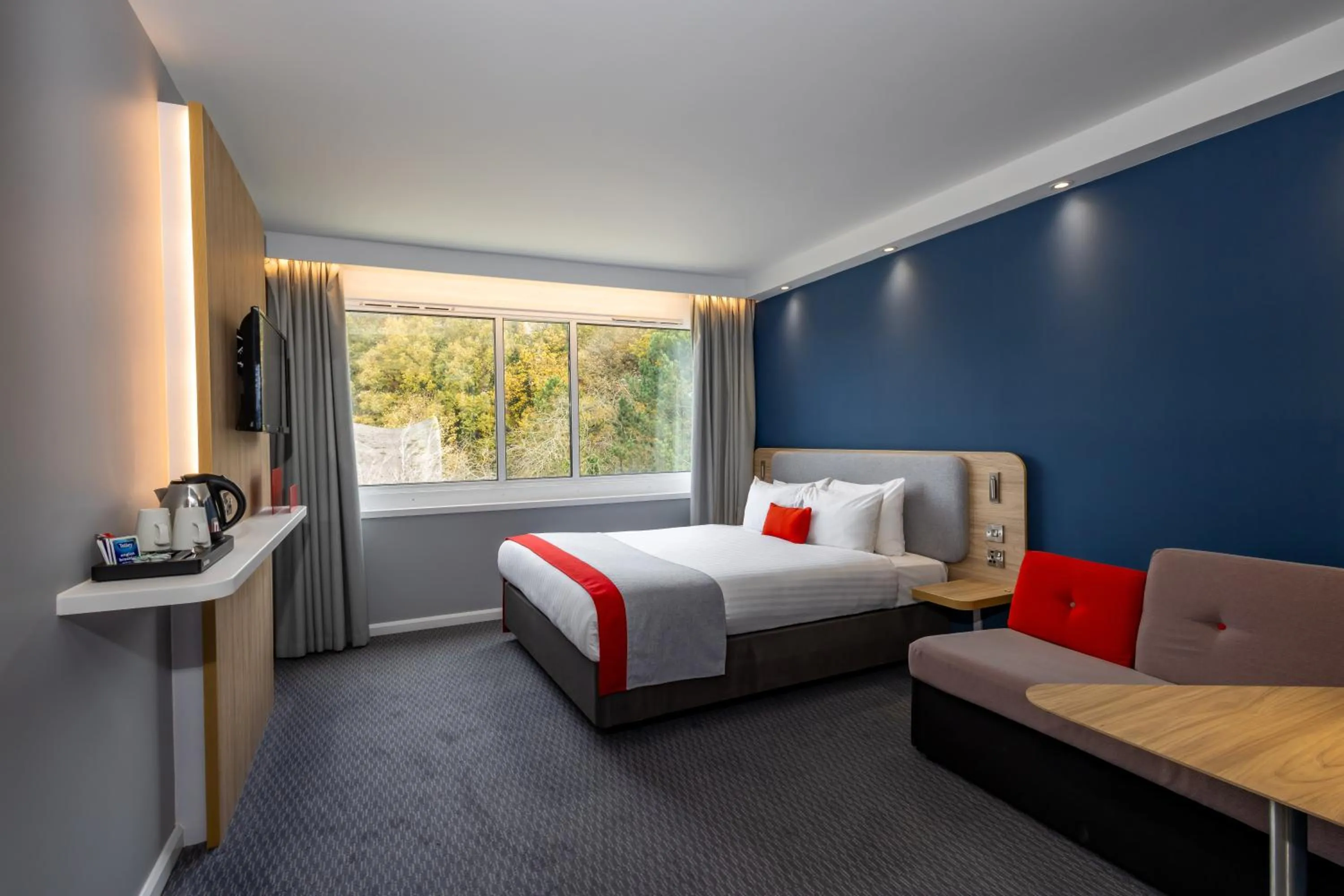 Standard Queen Room with Sofa Bed and Free Hot Breakfast in Holiday Inn Express Norwich by IHG