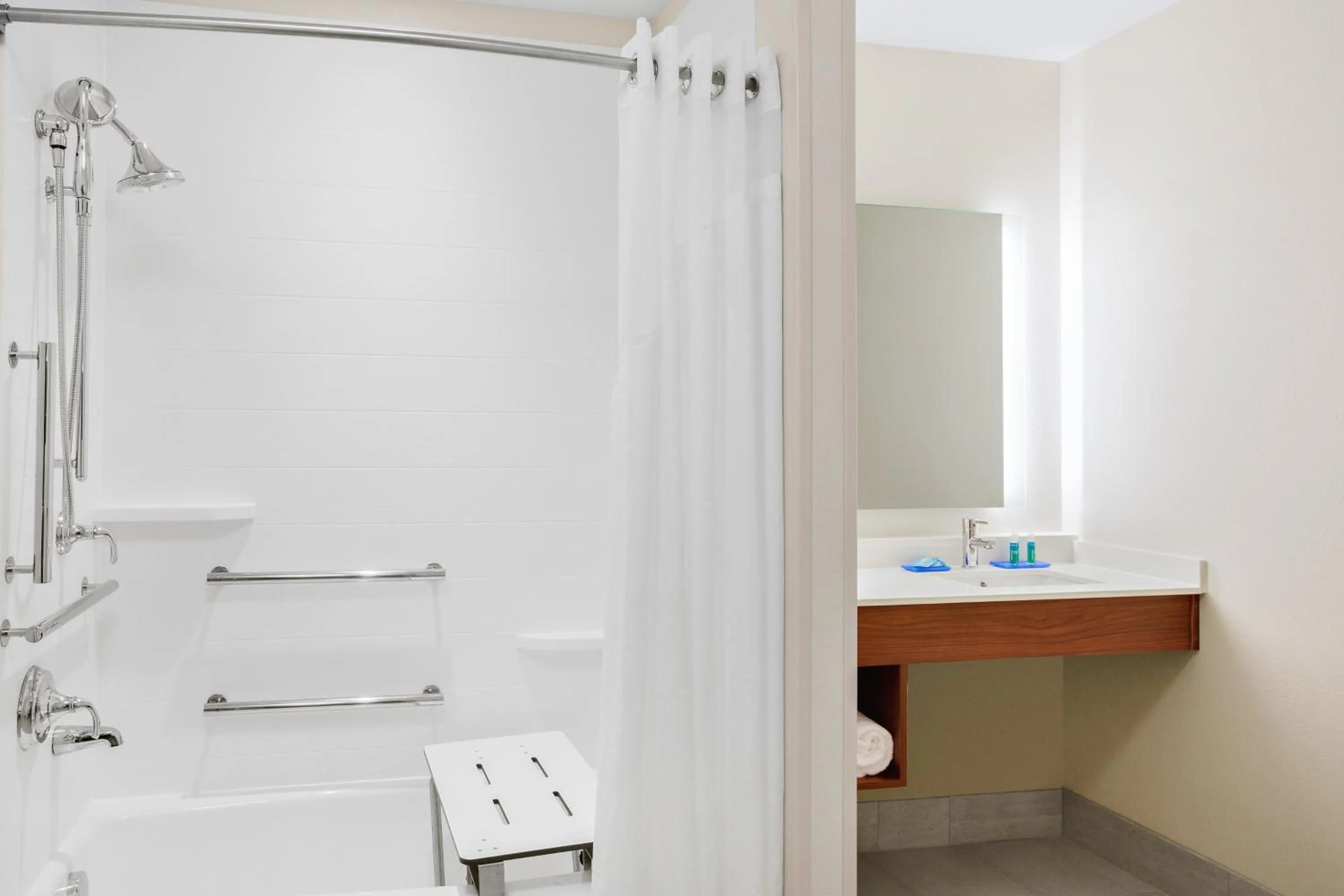 King Room - Hearing Accessible in Holiday Inn Express & Suites - Union Gap - Yakima Area by IHG