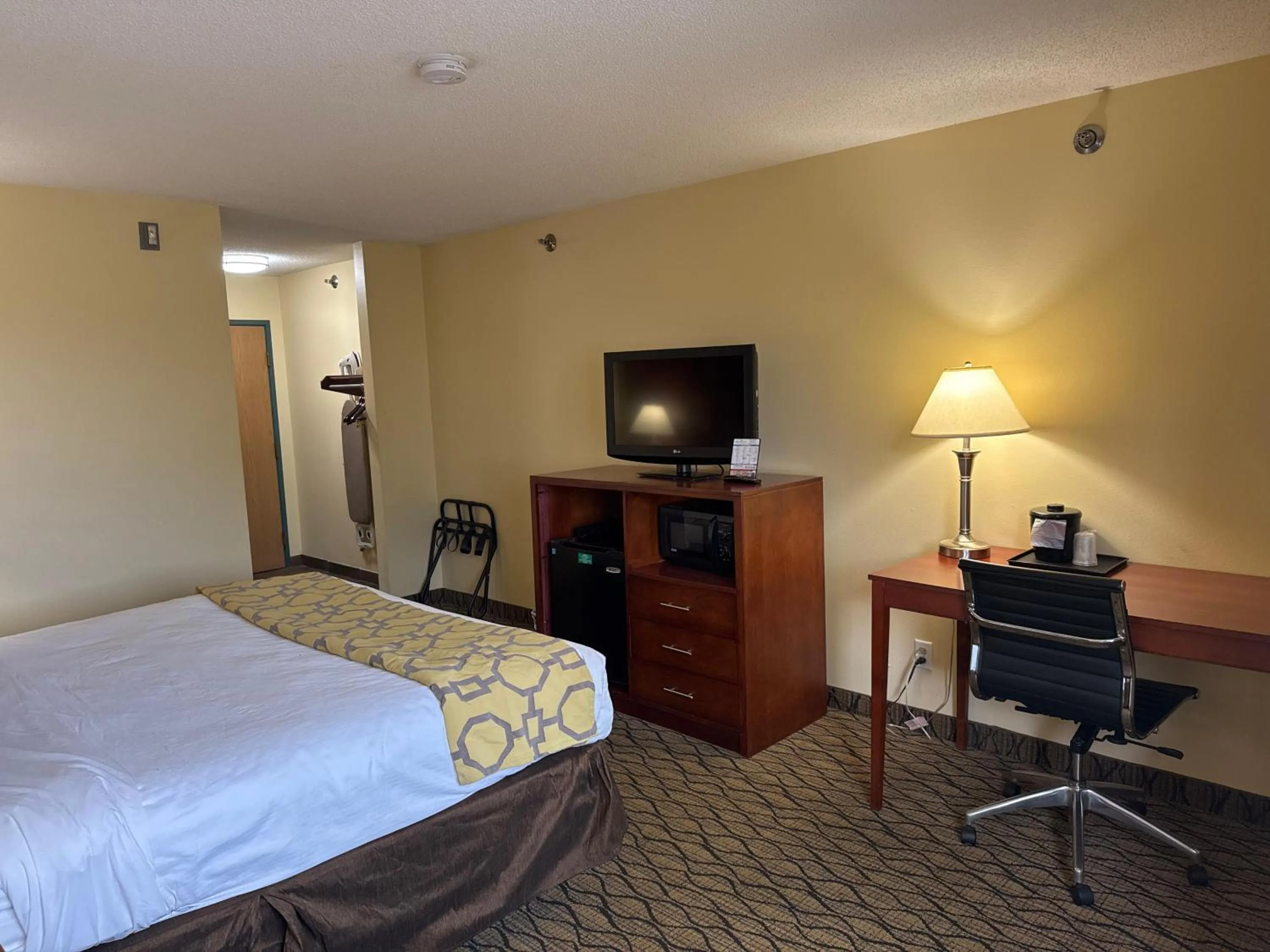 King Room - Disability Access/Non-Smoking in Baymont by Wyndham Mishawaka South Bend Area