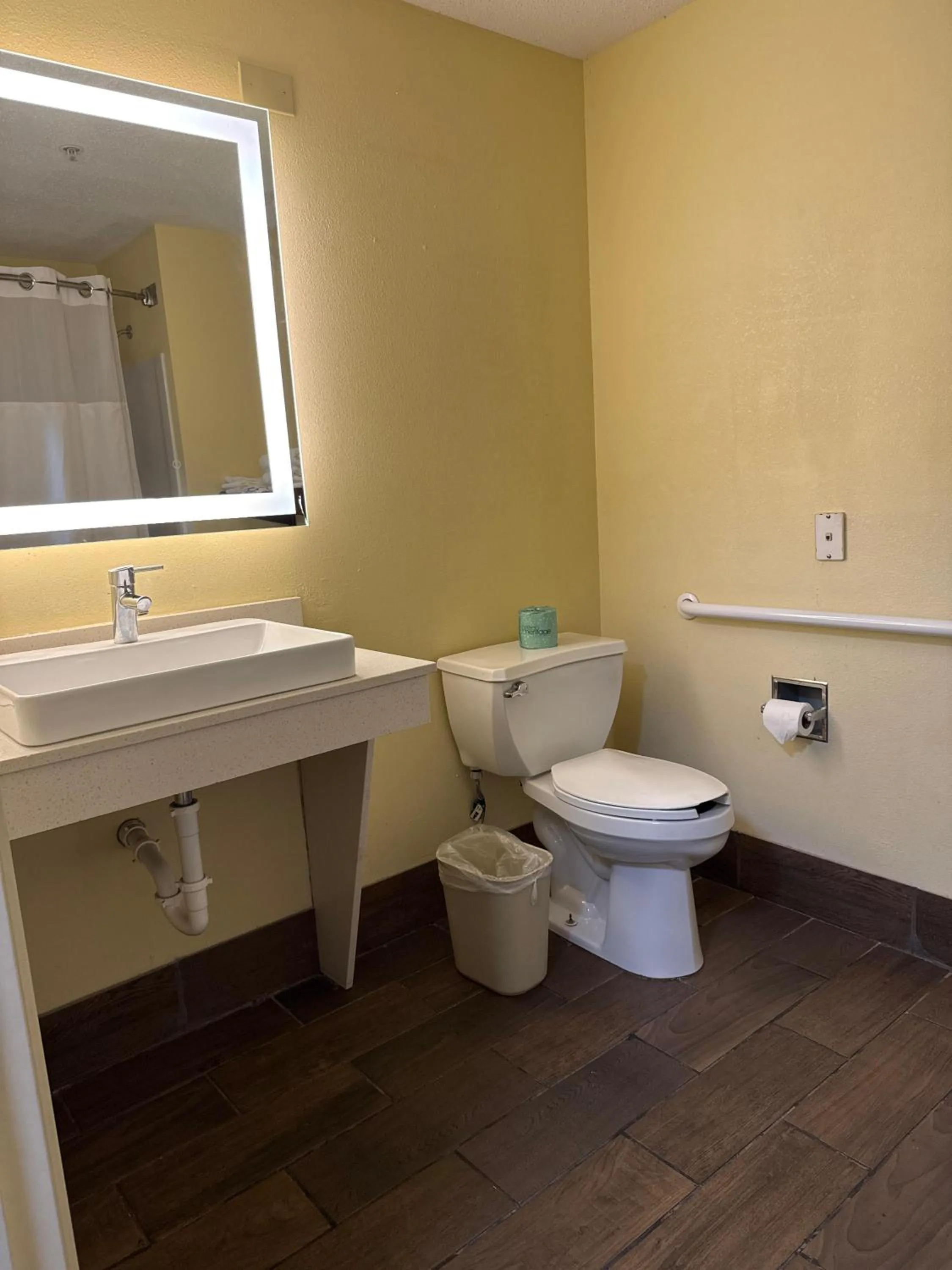 Deluxe Queen Room - Disability Access/Non-Smoking in Baymont by Wyndham Mishawaka South Bend Area