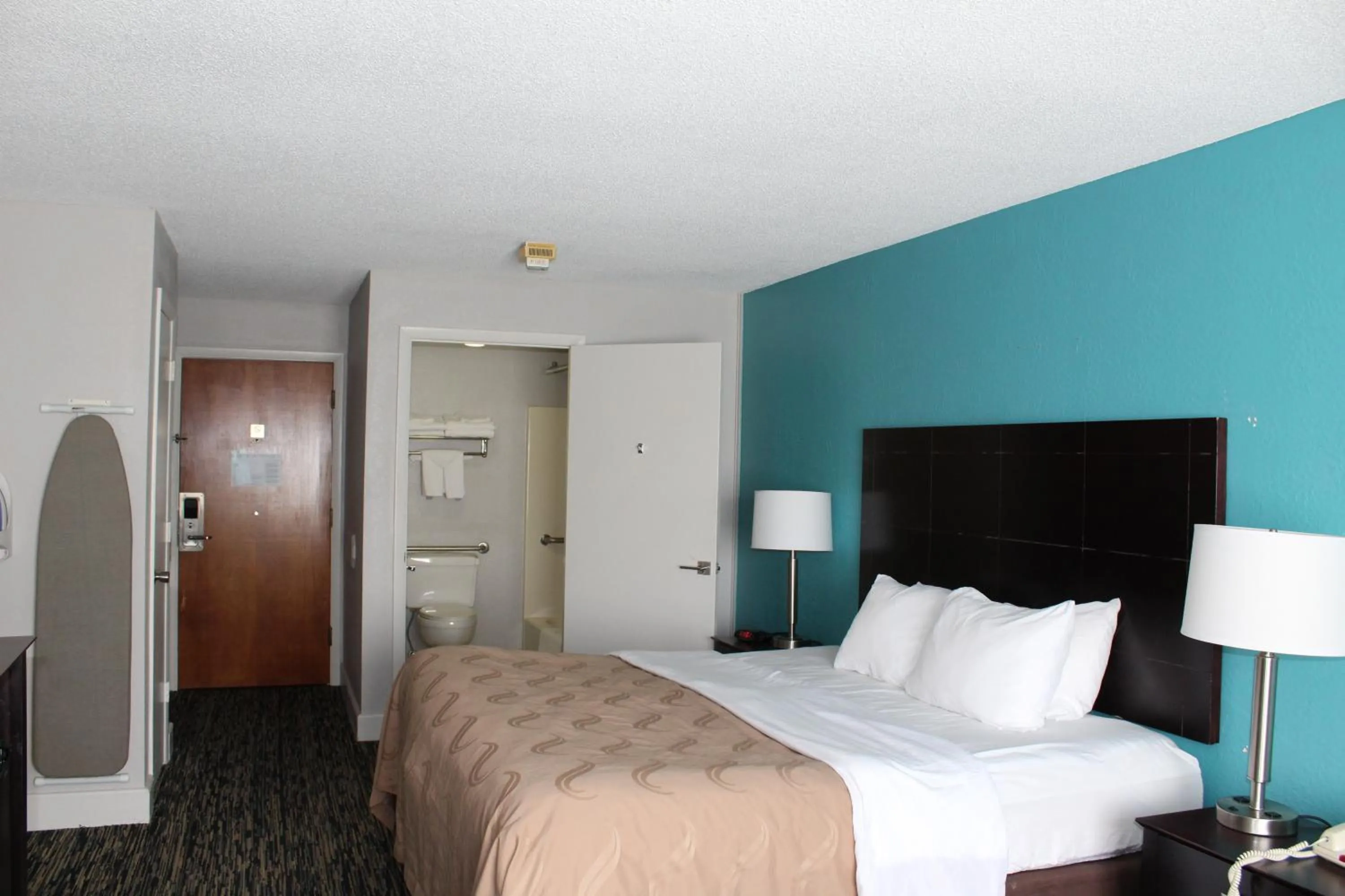 King Room - Accessible/Non-Smoking in Quality Inn Crossville Near Cumberland Mountain State Park