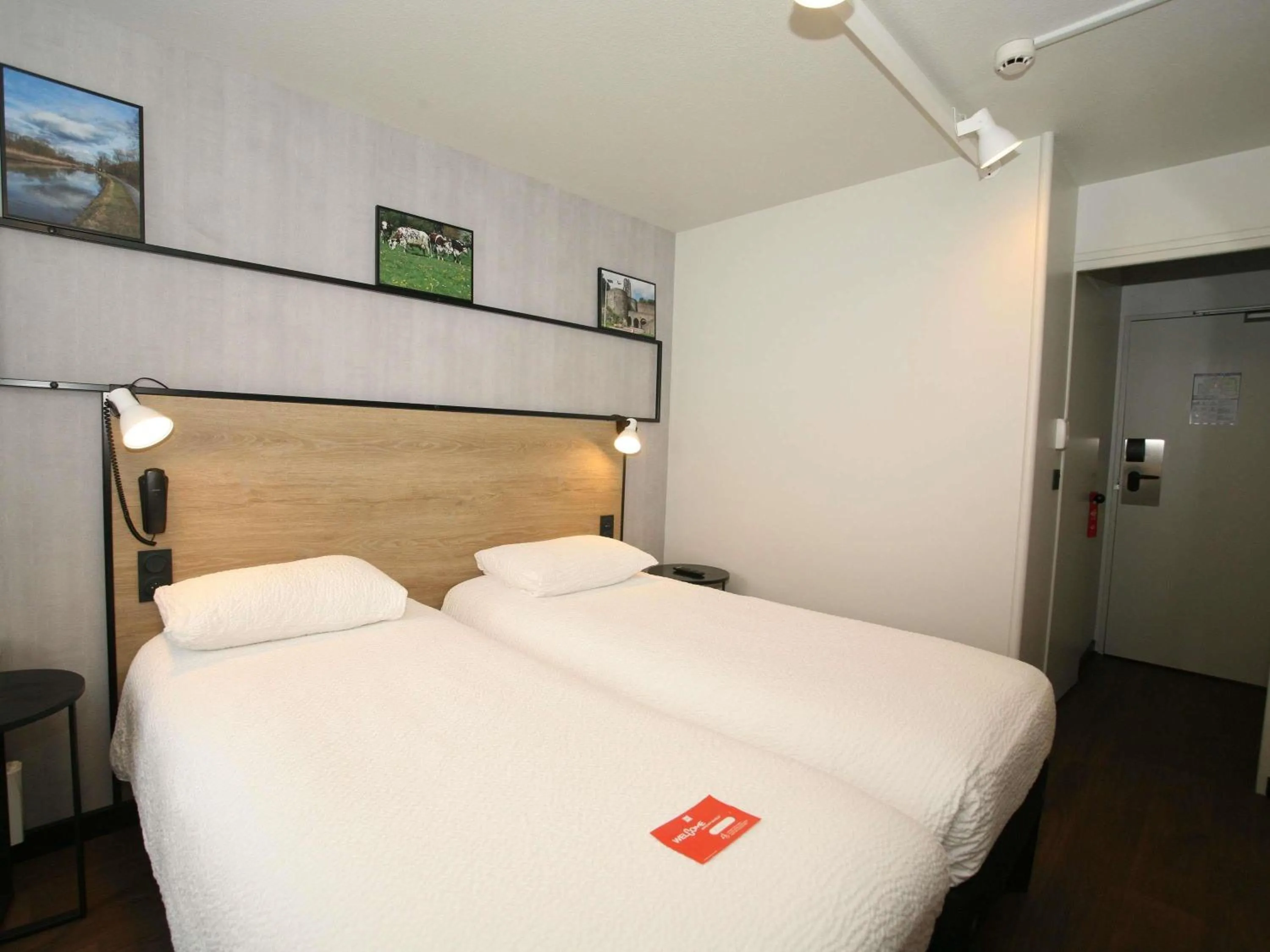 Standard Twin Room in ibis Saint-Lô