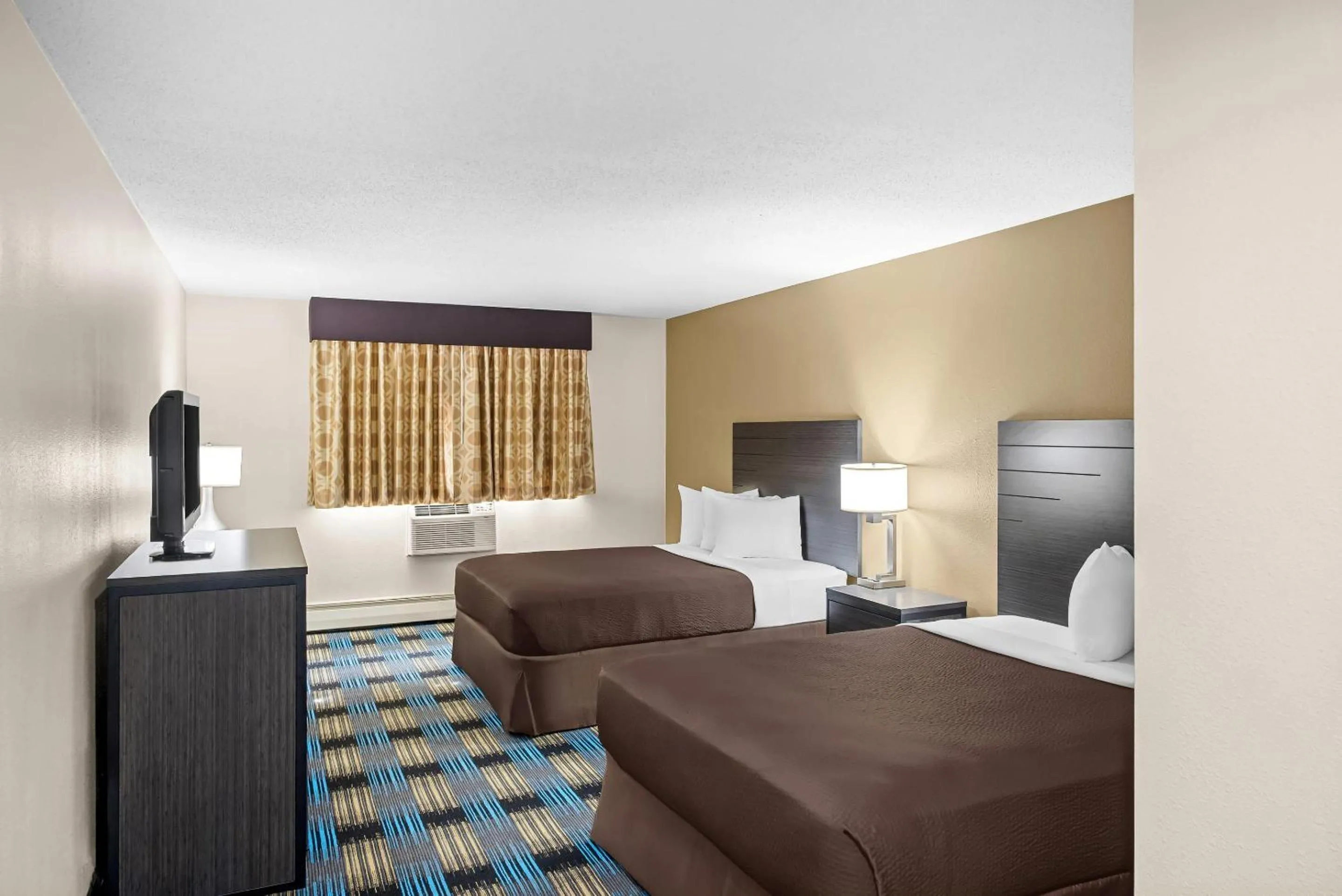 Queen Room with Two Queen Beds - Non-Smoking in Rodeway Inn Grandville - Grand Rapids