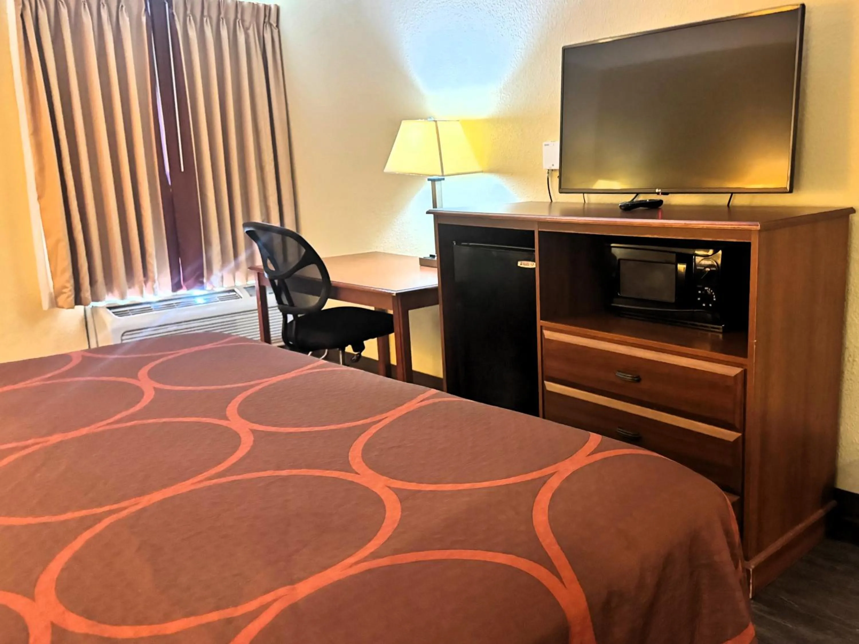 Deluxe King Room - Non-Smoking in Super 8 by Wyndham Hattiesburg South