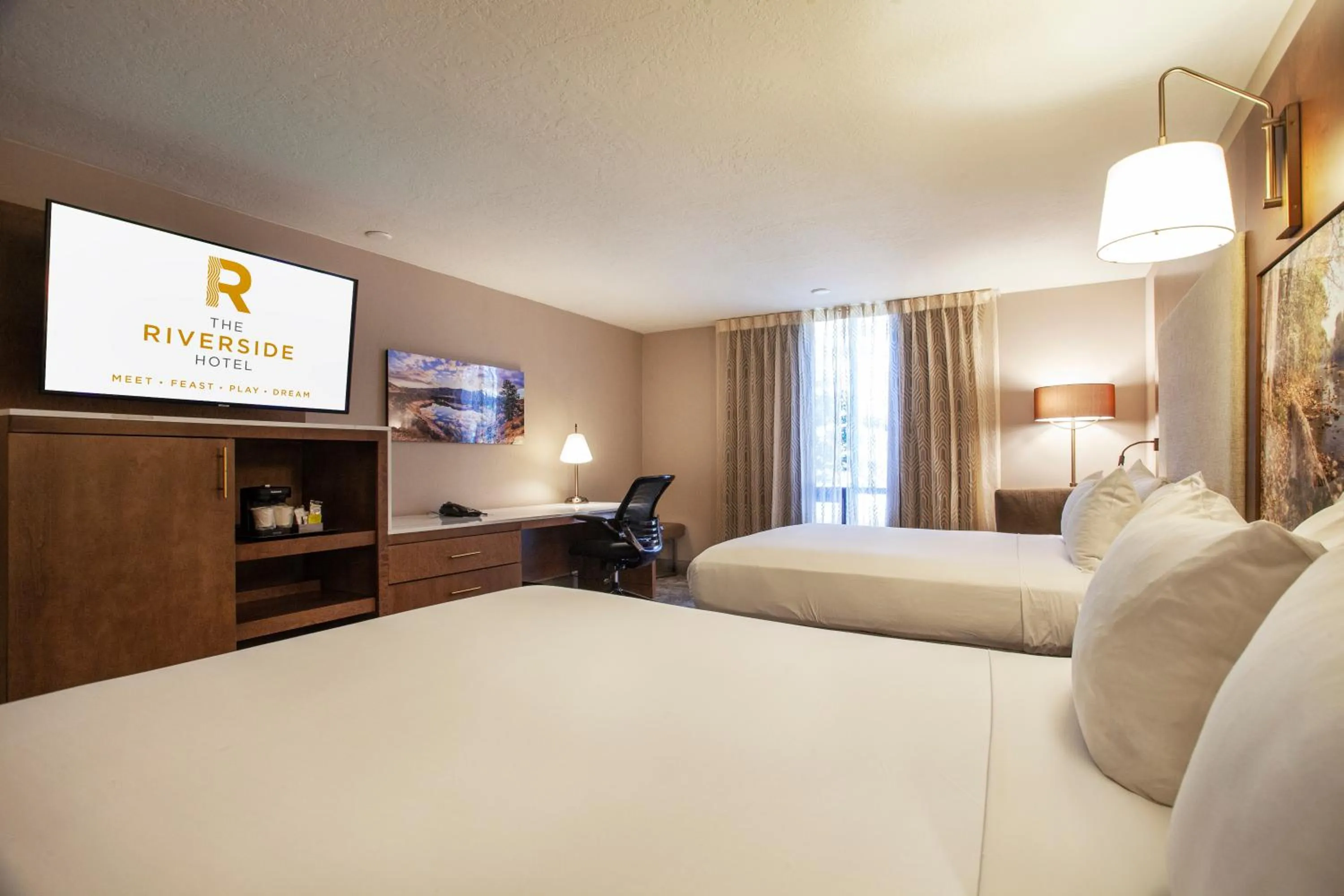 Queen Room with Two Queen Beds and Bath Tub - Non-Smoking in Riverside Hotel, BW Premier Collection