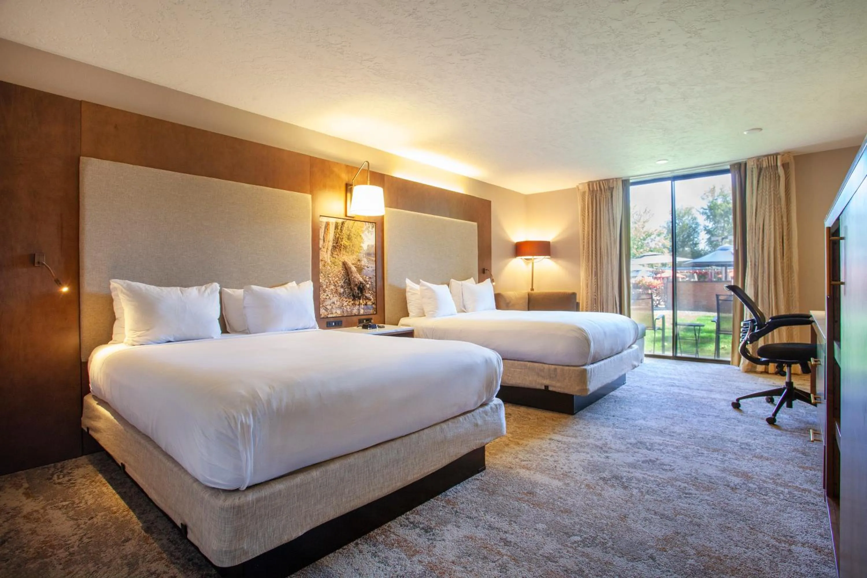 Queen Room with Two Queen Beds and View in Riverside Hotel, BW Premier Collection